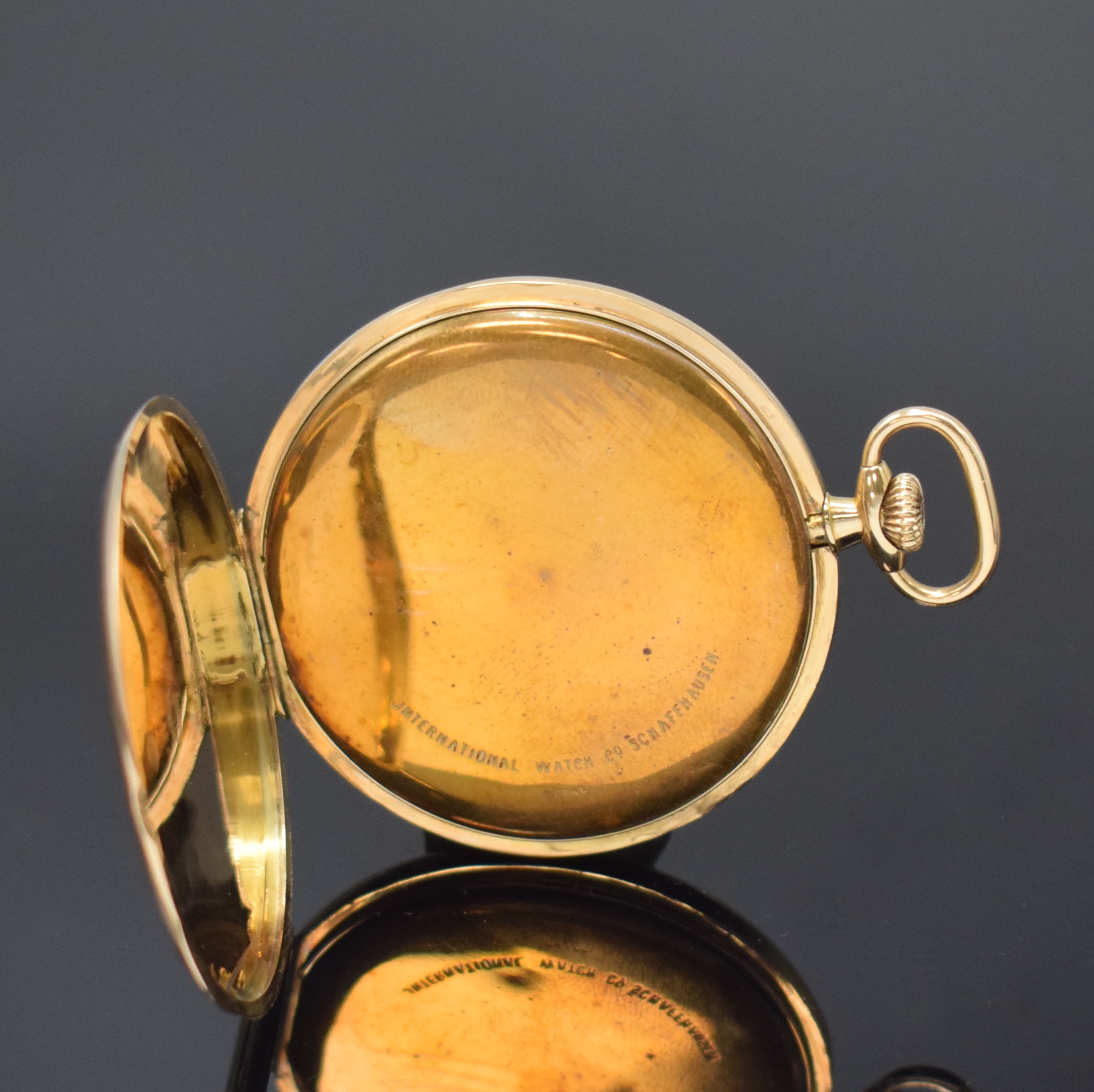 Detail c: IWC offene Frackuhr in GG 585/000, Schweiz um 1925, Streifen-guill. Geh., sign. Metallcuvette, gold. Zifferbl. m. aufges. gold. Breguetzahlen, gold. ...