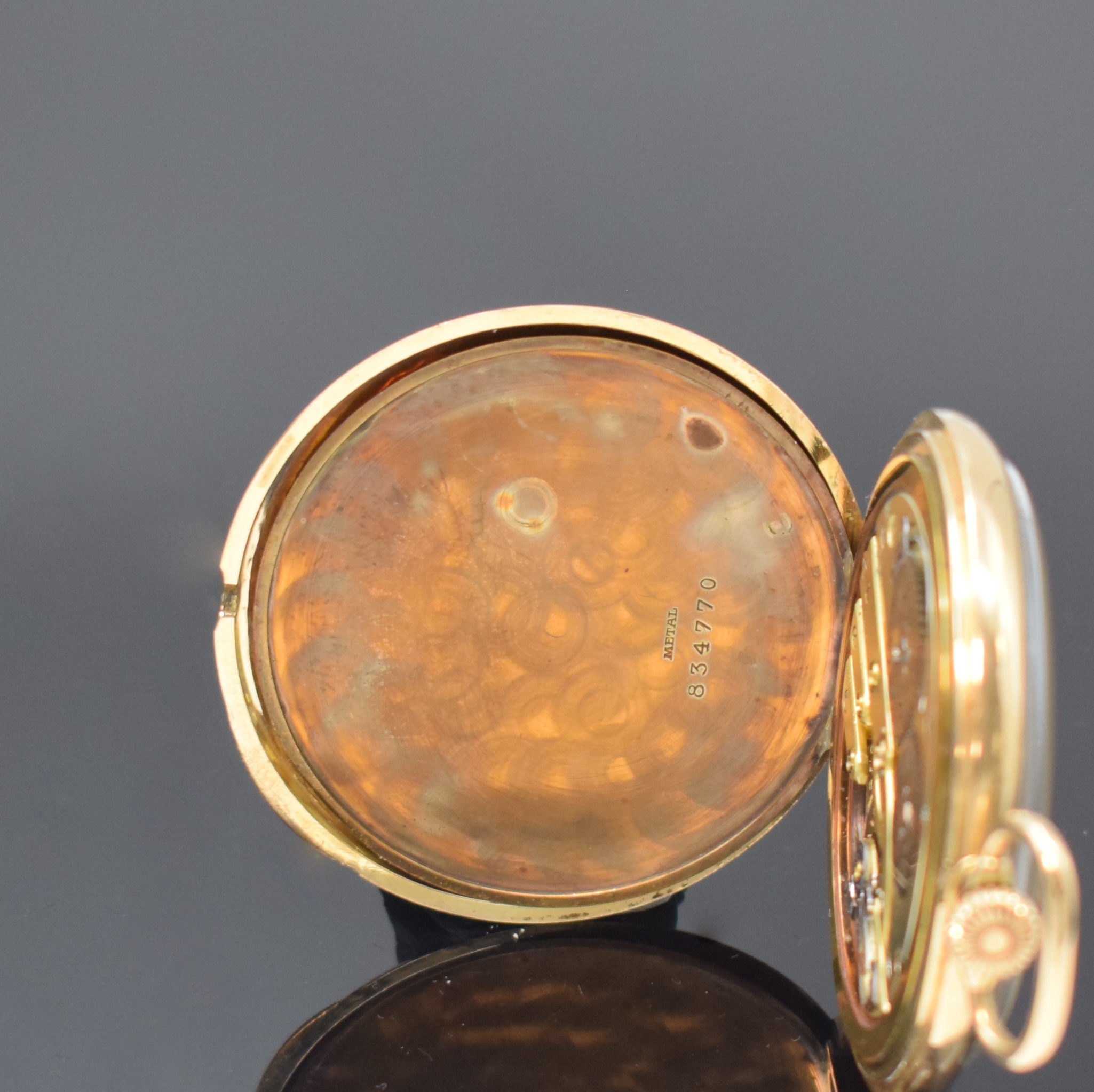 Detail d: IWC offene Frackuhr in GG 585/000, Schweiz um 1925, Streifen-guill. Geh., sign. Metallcuvette, gold. Zifferbl. m. aufges. gold. Breguetzahlen, gold. ...