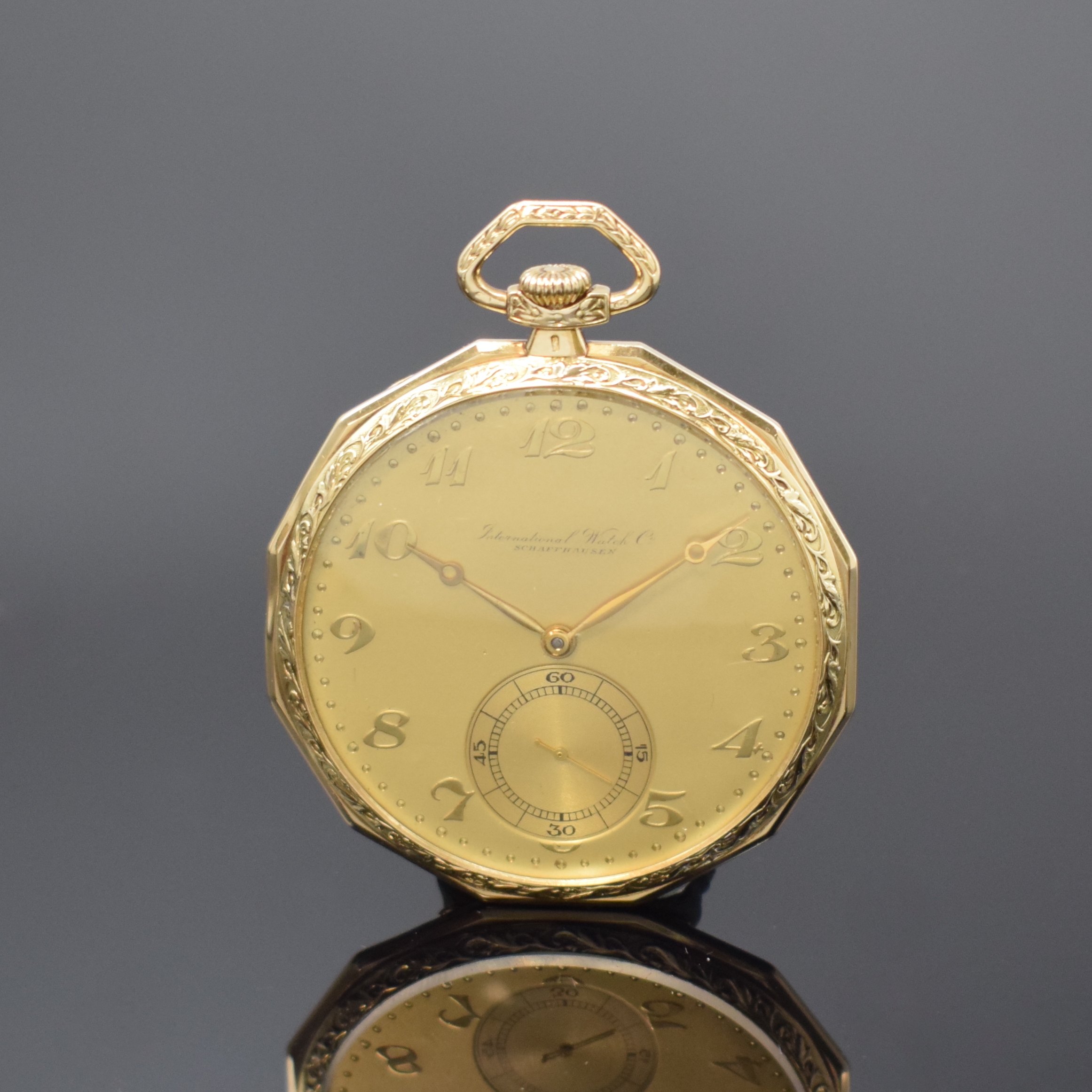 IWC offene Frackuhr in GG 585/000, Schweiz um 1930, 12-eckiges Geh., Streifen-guill. u. an den Rändern floral grav., sign. Metallcuvette, gold. ...
