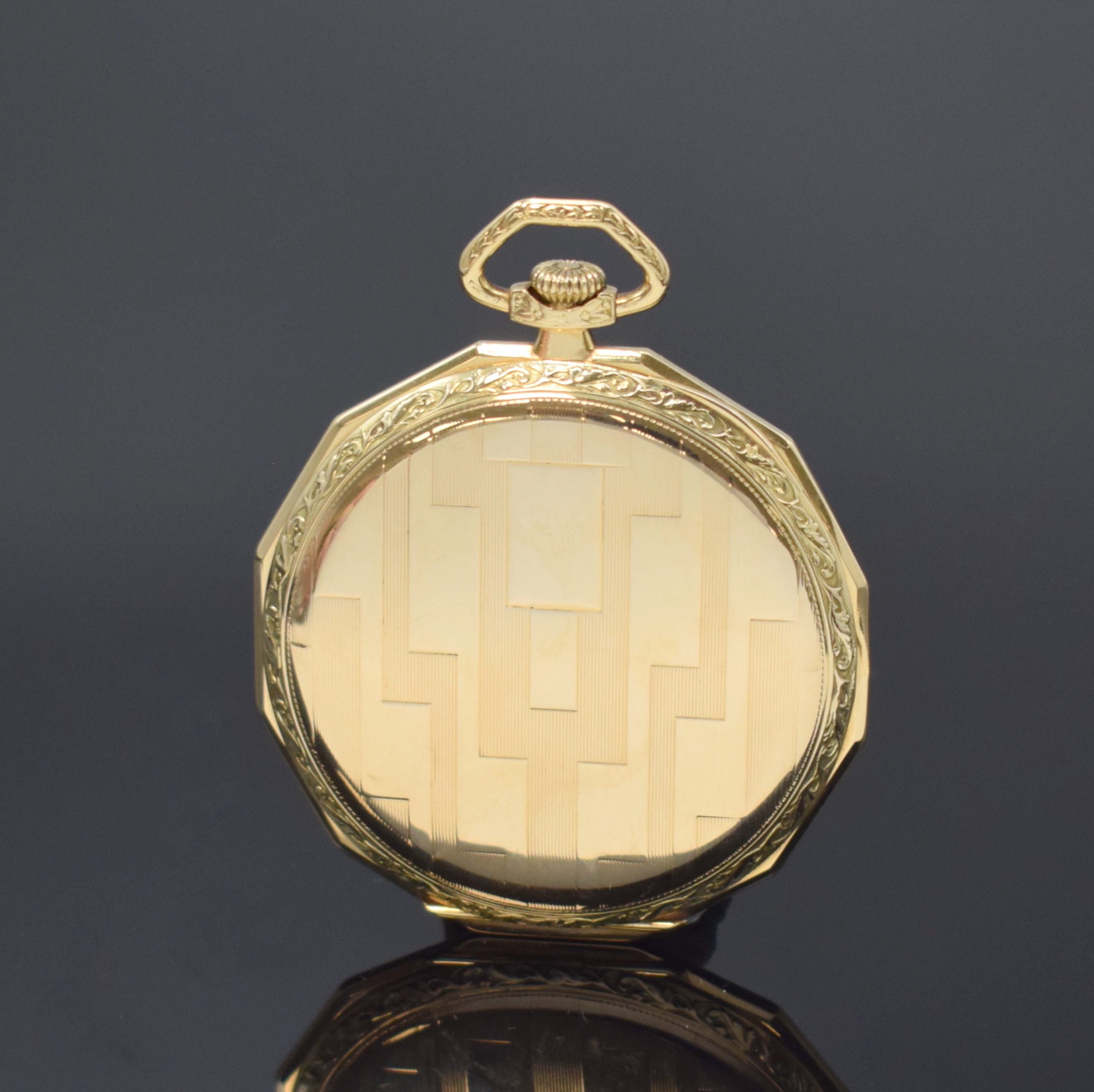 Detail a: IWC offene Frackuhr in GG 585/000, Schweiz um 1930, 12-eckiges Geh., Streifen-guill. u. an den Rändern floral grav., sign. Metallcuvette, gold. ...