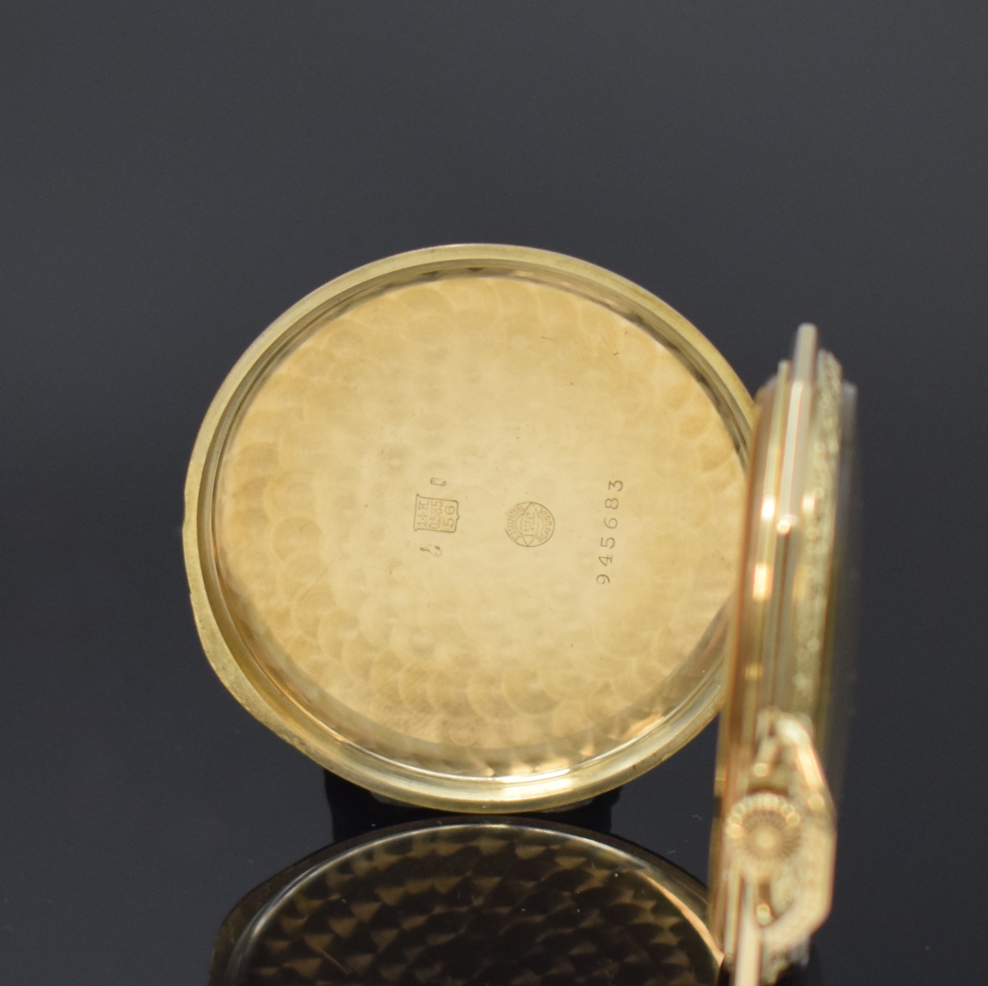 Detail b: IWC offene Frackuhr in GG 585/000, Schweiz um 1930, 12-eckiges Geh., Streifen-guill. u. an den Rändern floral grav., sign. Metallcuvette, gold. ...