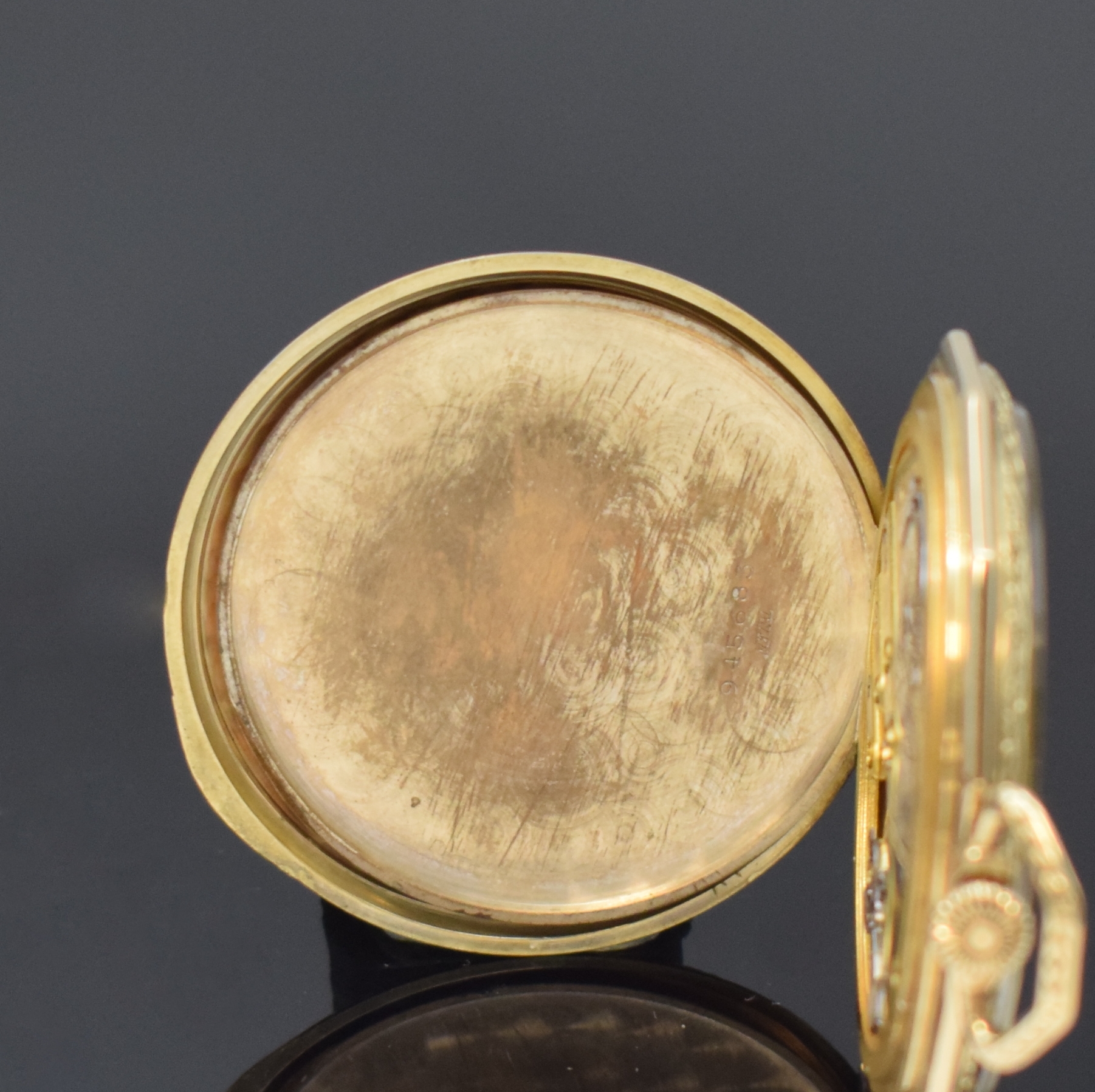Detail d: IWC offene Frackuhr in GG 585/000, Schweiz um 1930, 12-eckiges Geh., Streifen-guill. u. an den Rändern floral grav., sign. Metallcuvette, gold. ...