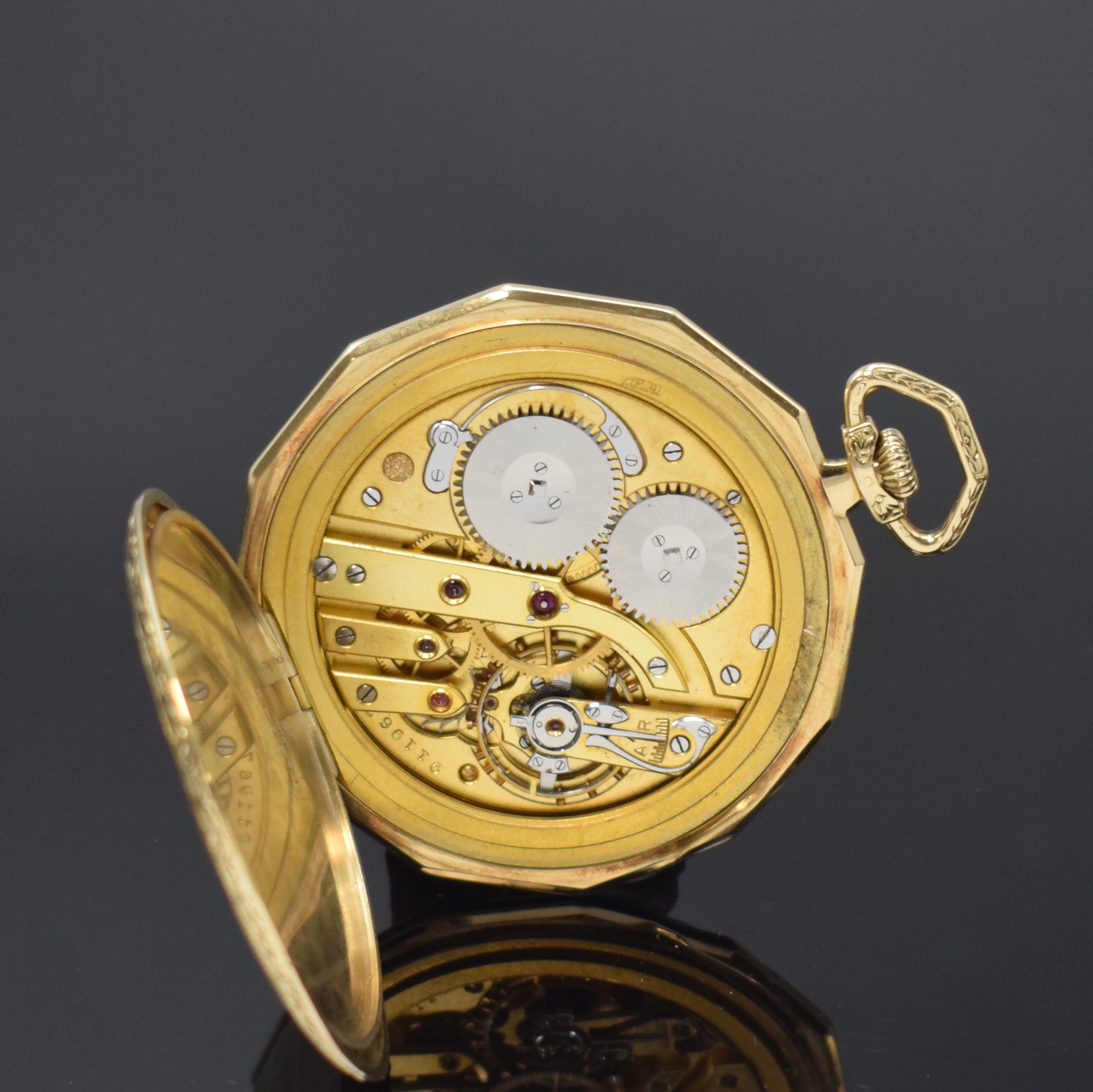 Detail e: IWC offene Frackuhr in GG 585/000, Schweiz um 1930, 12-eckiges Geh., Streifen-guill. u. an den Rändern floral grav., sign. Metallcuvette, gold. ...