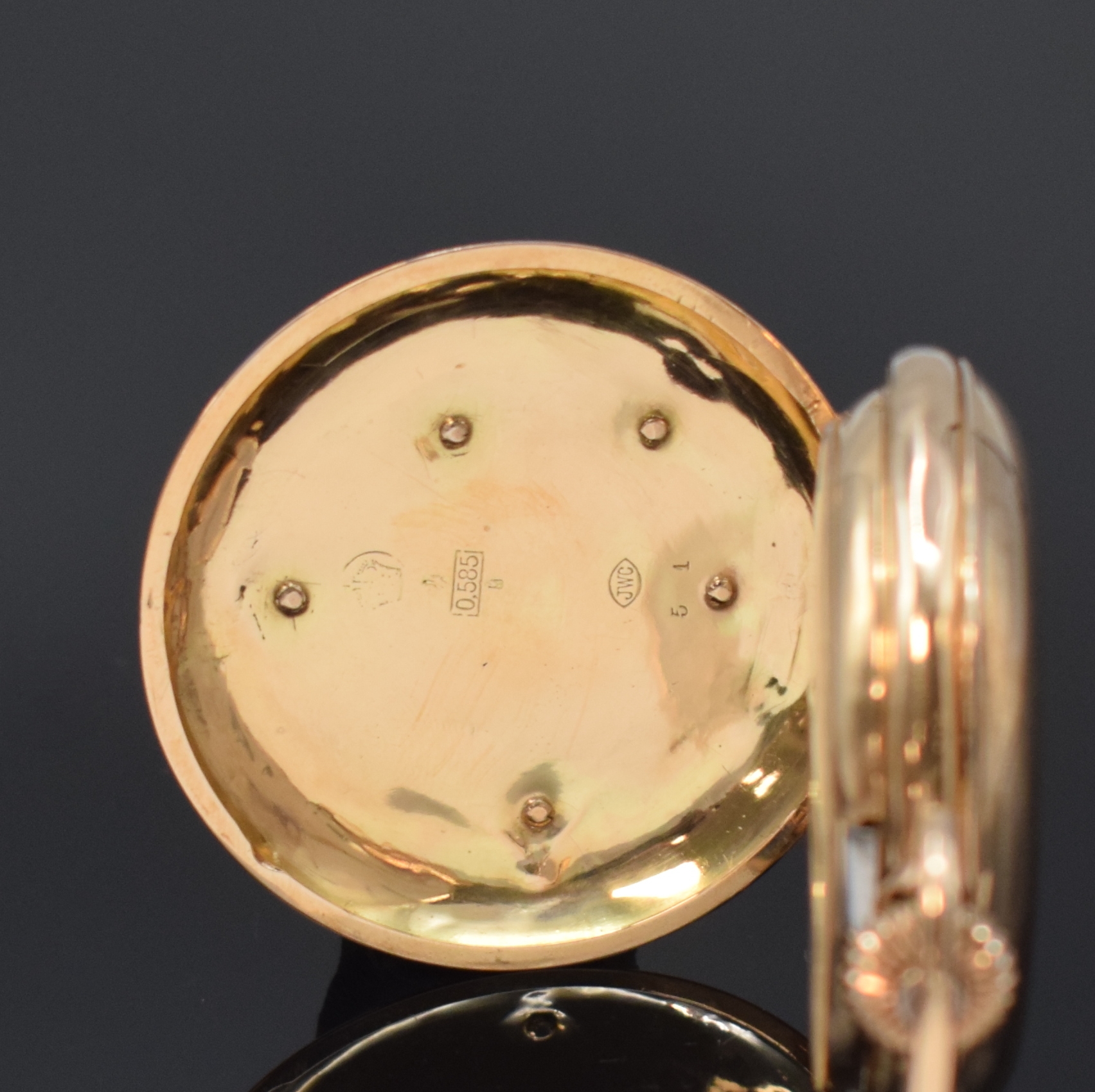 Detail a: IWC Herrensavonette in RG 585/000, Schweiz um 1895, 2-Deckel Goldgeh., aufges. Monogramm, Sprungdeckel-Scharnier rep., Emailzifferbl. besch., gold. ...