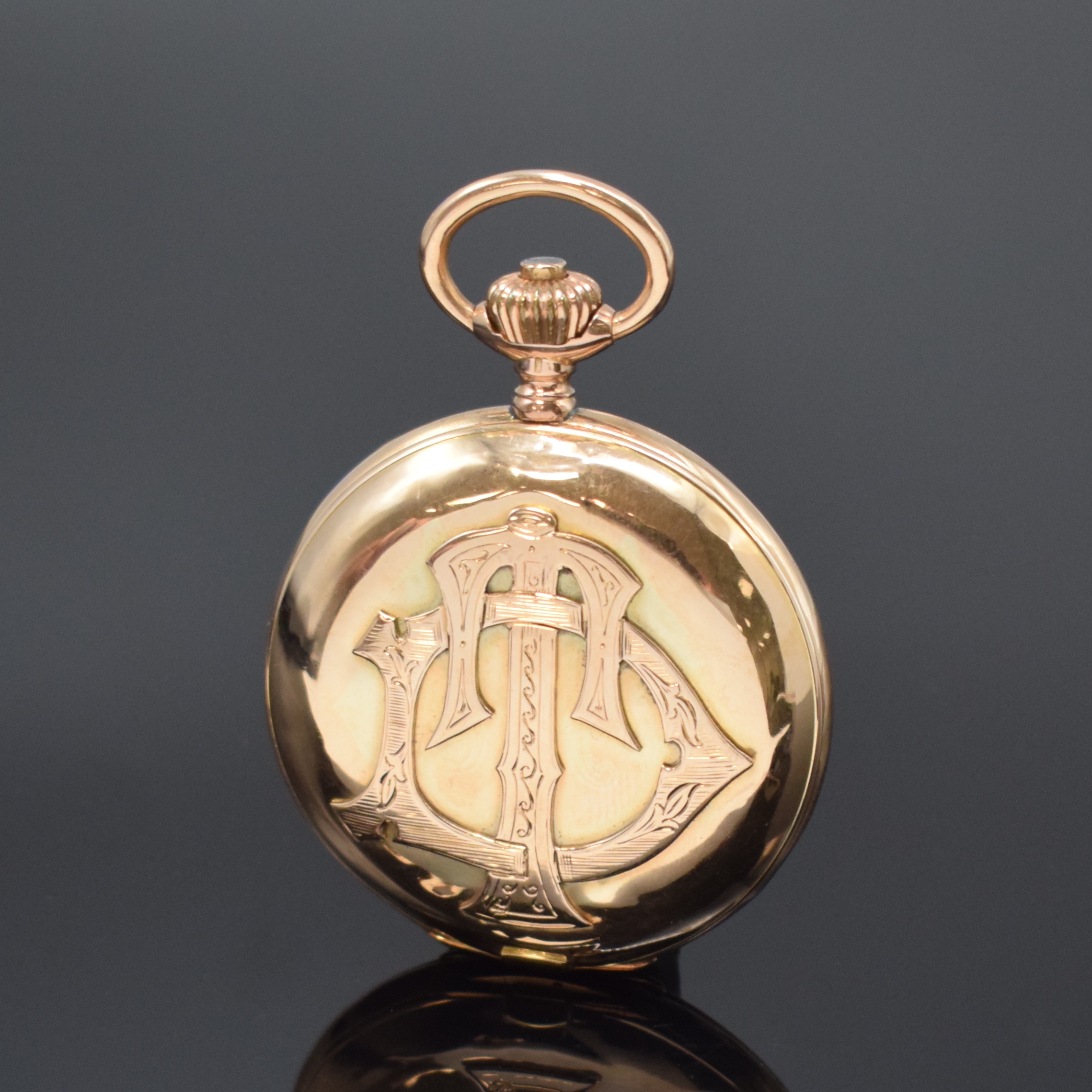 Detail b: IWC Herrensavonette in RG 585/000, Schweiz um 1895, 2-Deckel Goldgeh., aufges. Monogramm, Sprungdeckel-Scharnier rep., Emailzifferbl. besch., gold. ...