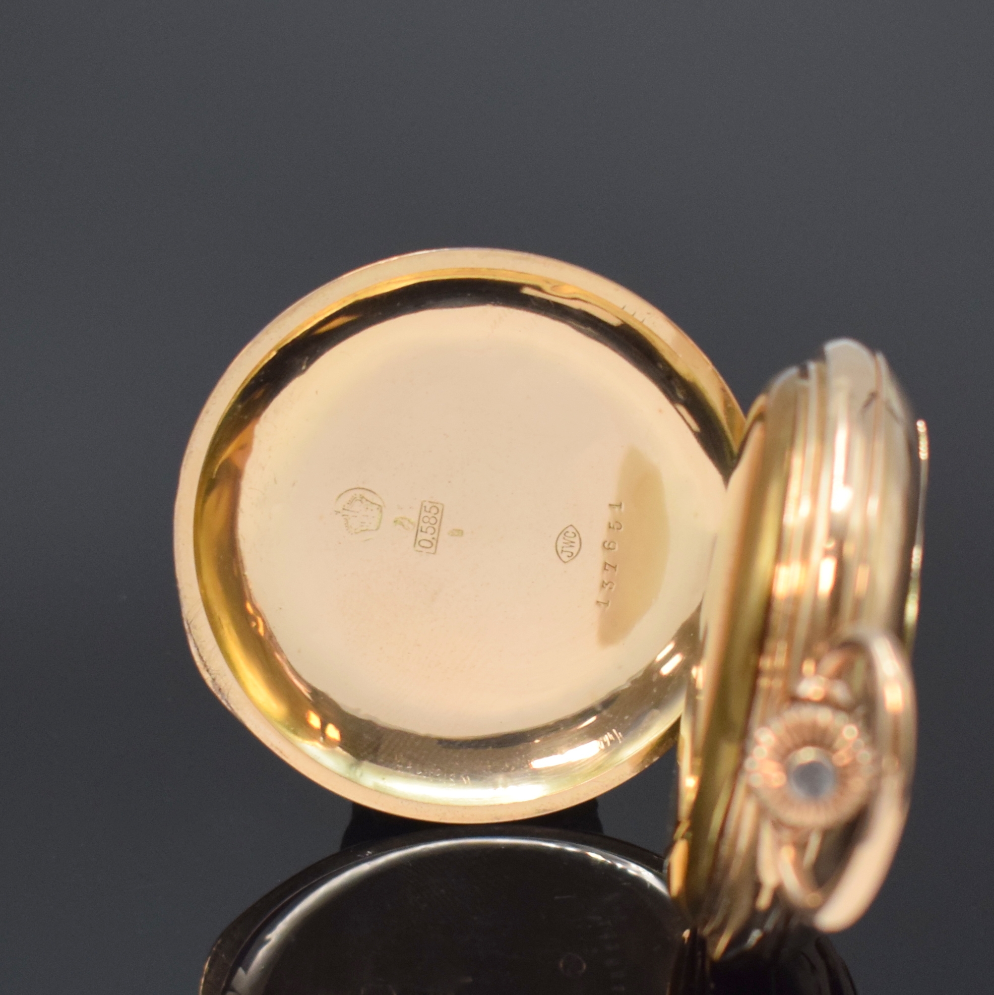 Detail c: IWC Herrensavonette in RG 585/000, Schweiz um 1895, 2-Deckel Goldgeh., aufges. Monogramm, Sprungdeckel-Scharnier rep., Emailzifferbl. besch., gold. ...