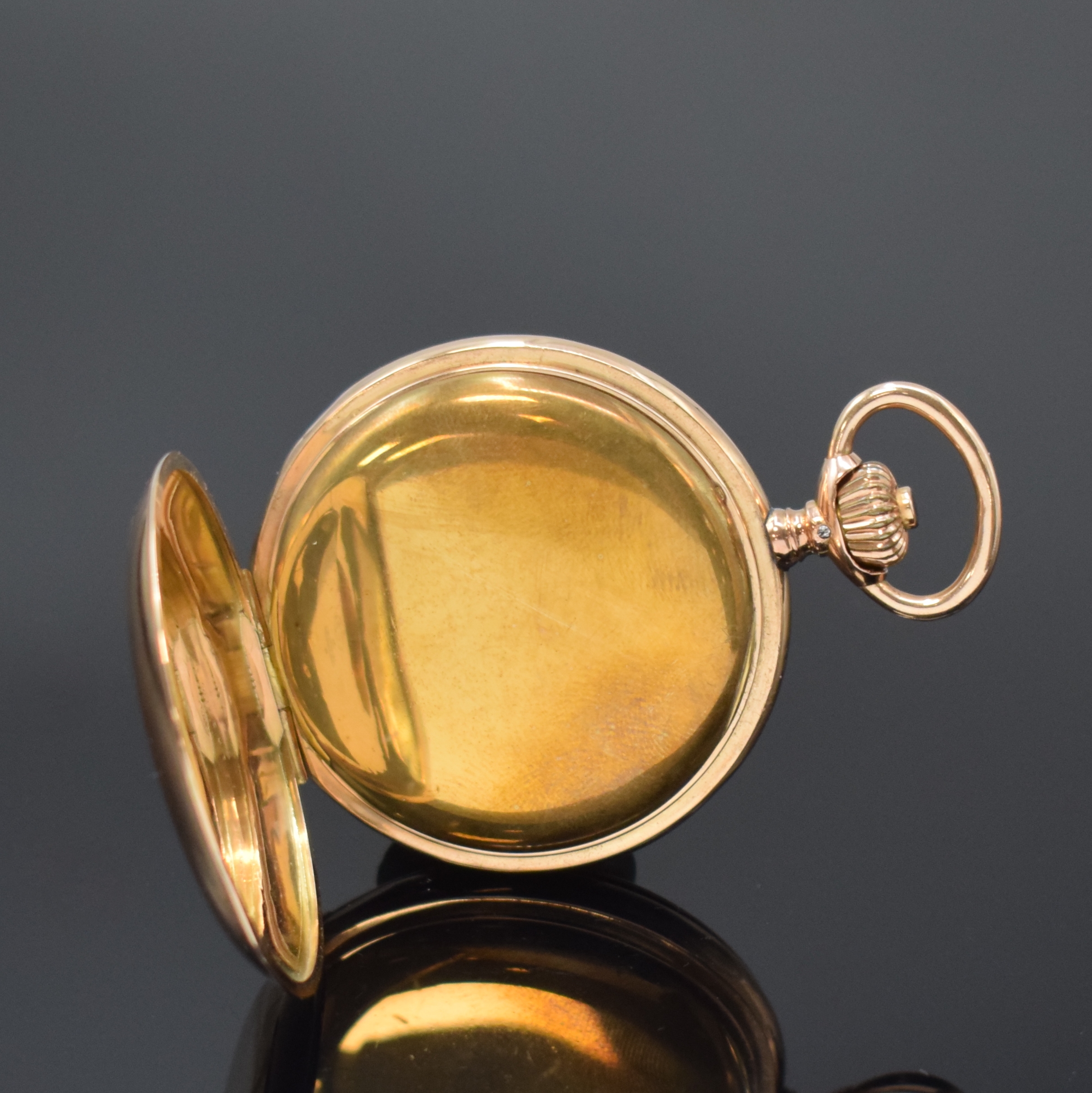 Detail d: IWC Herrensavonette in RG 585/000, Schweiz um 1895, 2-Deckel Goldgeh., aufges. Monogramm, Sprungdeckel-Scharnier rep., Emailzifferbl. besch., gold. ...