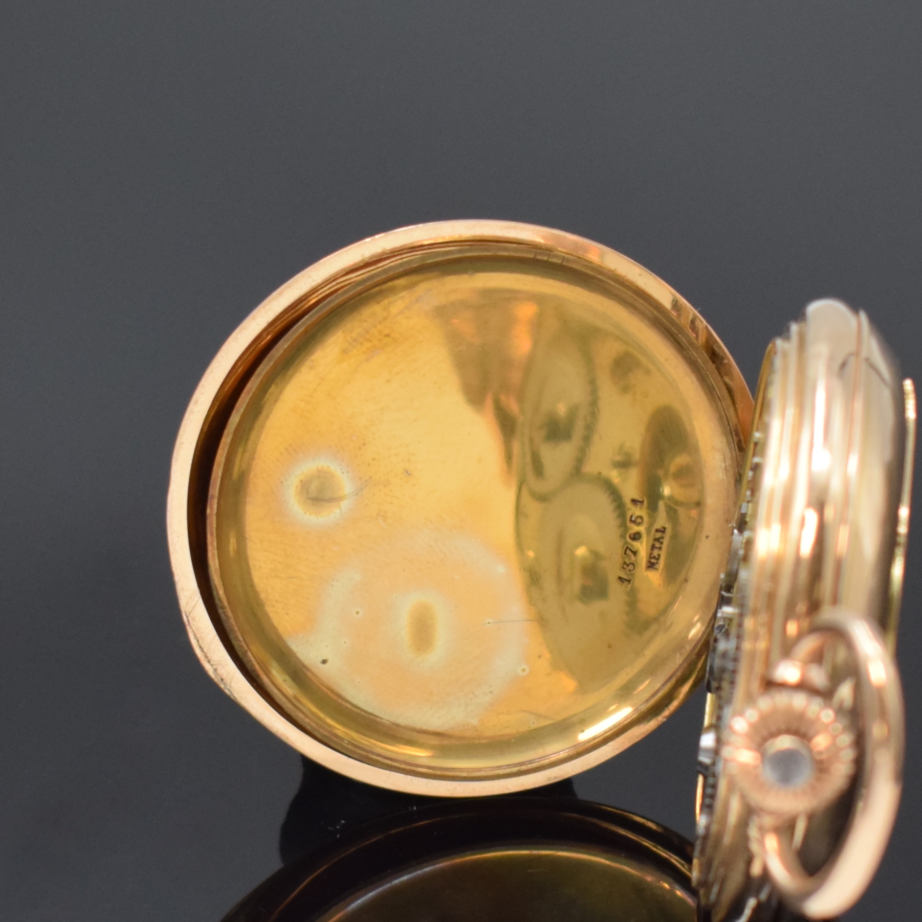 Detail e: IWC Herrensavonette in RG 585/000, Schweiz um 1895, 2-Deckel Goldgeh., aufges. Monogramm, Sprungdeckel-Scharnier rep., Emailzifferbl. besch., gold. ...