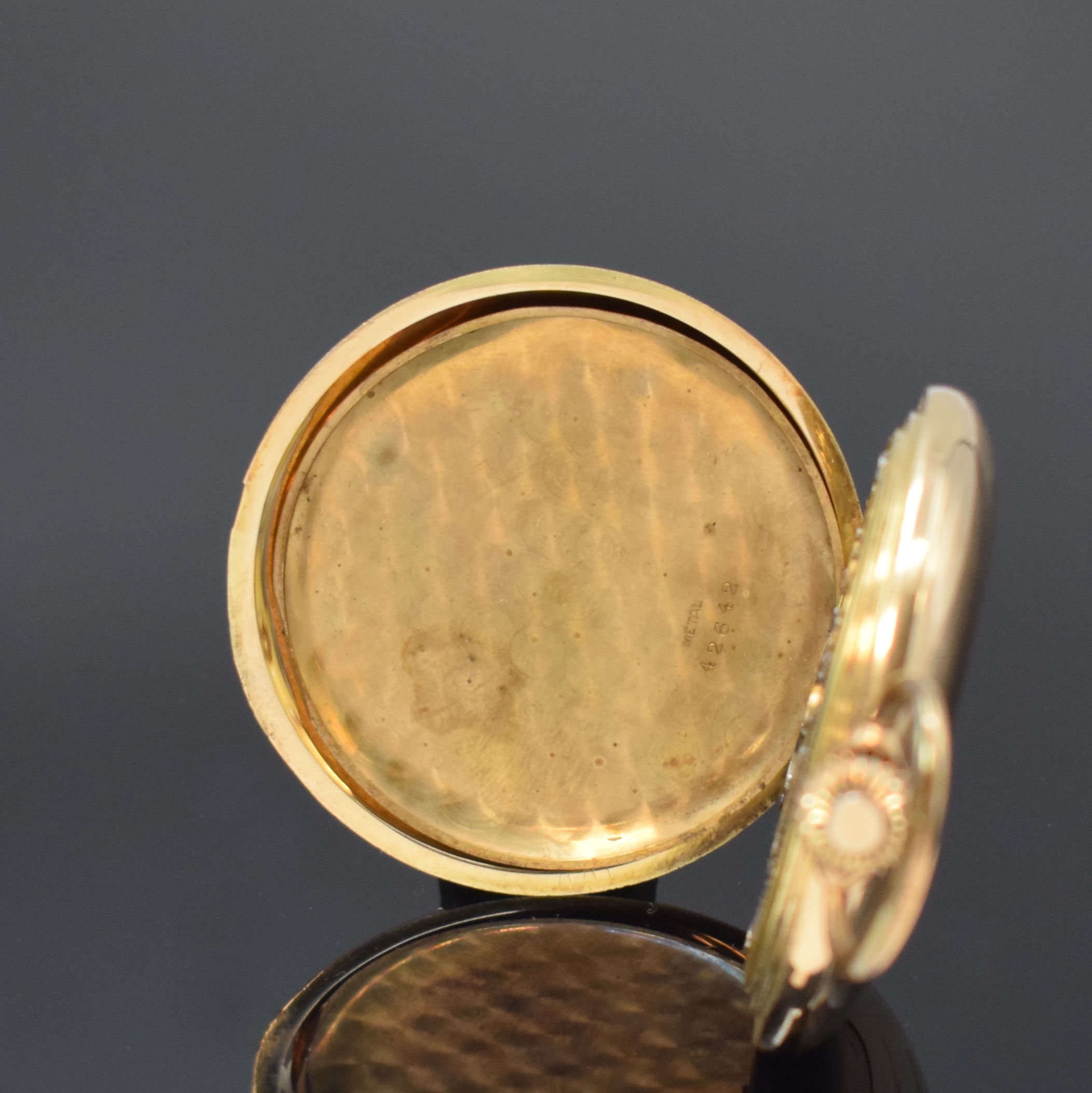Detail e: IWC Herrensavonette in GG 585/000, Schweiz um 1917, neutrales, glattes 2-Deckel Goldgeh., Monogramm-Grav. auf dem Sprungdeckel, sign. Emailzifferbl. ...