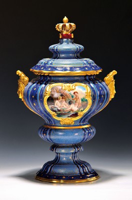 Image 26756903 - Lidded vase, Helena Wolfsohn, around 1870/80, porcelain, blue ground with star decoration, flanked by two masquerades, double quatrefoil shape, fine painting on both sides, bathing putti and music-making cavalier with lady in apark landscape, very fine painting, star crackon the inside of the base, cross of the crown is missing, restored on the crown, H. 42 cm