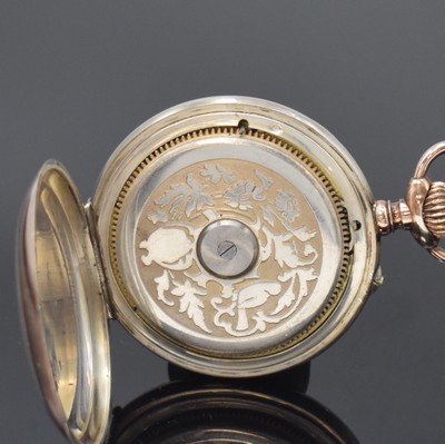 26756907c - HEBDOMAS 8 days pocket watch in silver, Switzerland around 1910, engine-turned case, 3/4-enamel dial, beneath visible balance, gold plated movement with rear site big barrel, screw balance with Breguet-hairspring, diameter approx. 50 mm, condition 2