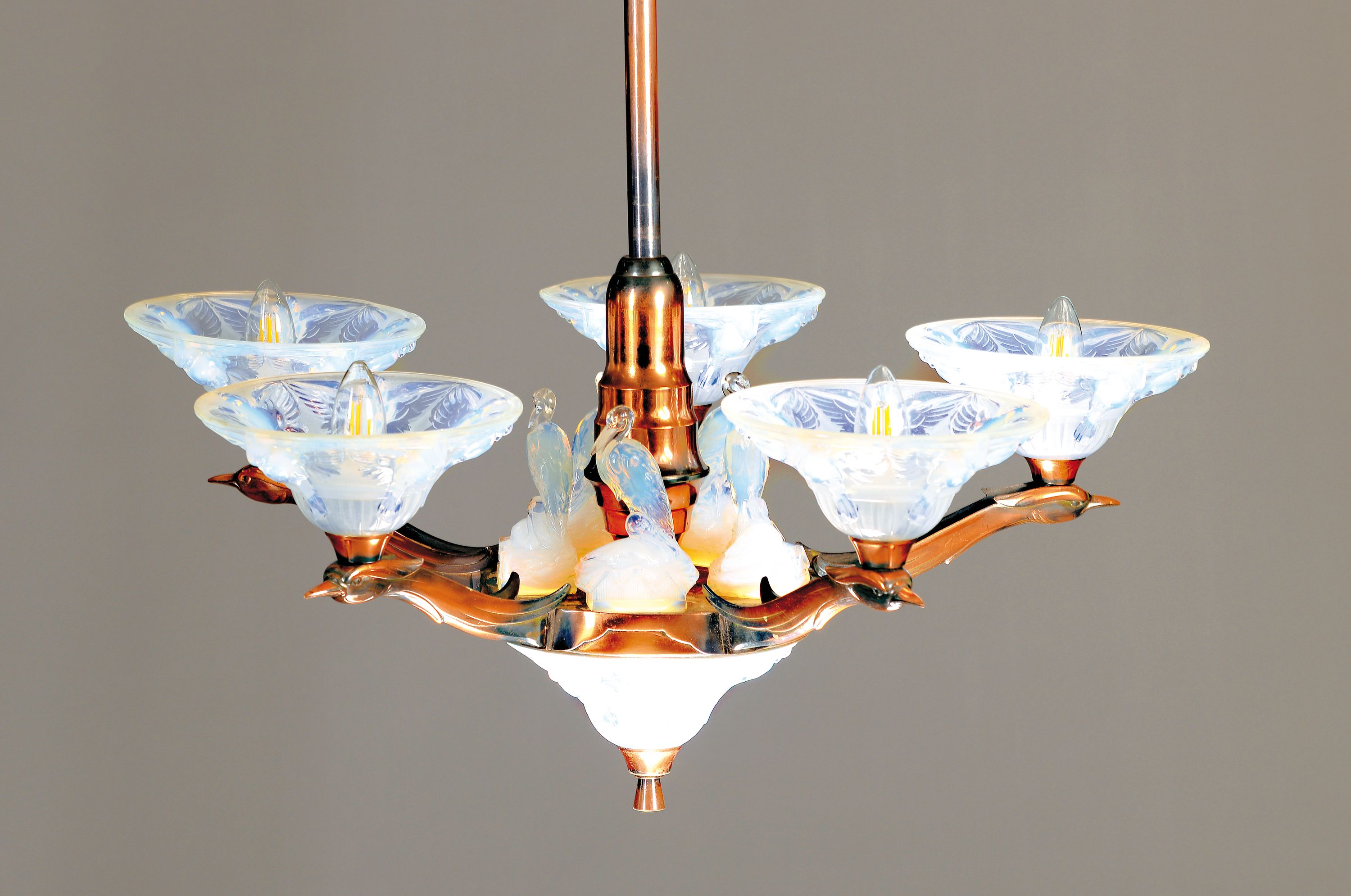 Deckenlampe, Frankreich, Ezan, 1930/40er Jahre, verkupferte Metallfassung, fünf Arme, Glasschalen mit Vogel- und Blattoptik, farbloses Glas partiell ...