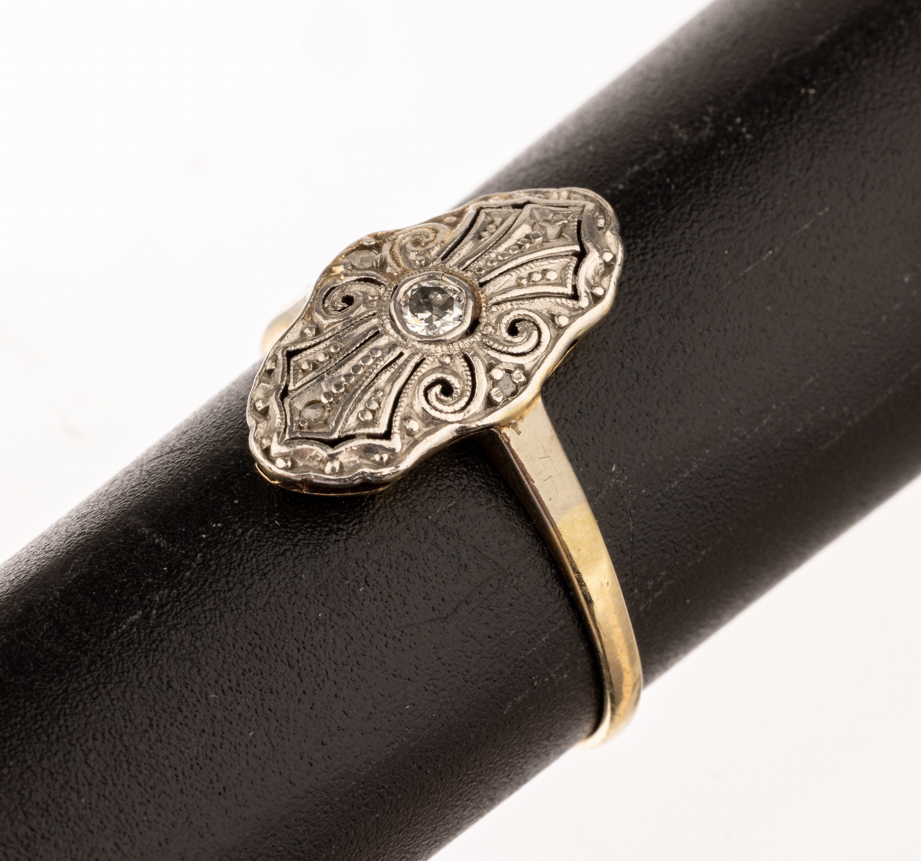 14 kt Gold Art-Deco Diamant-Ring, GG 585/000 und Platin, um 1920, Altschliffdiamantca. 0.06 ct Weiß/si, kl. Diamantrosenbesatz, ca. 1.9 g, RW 53