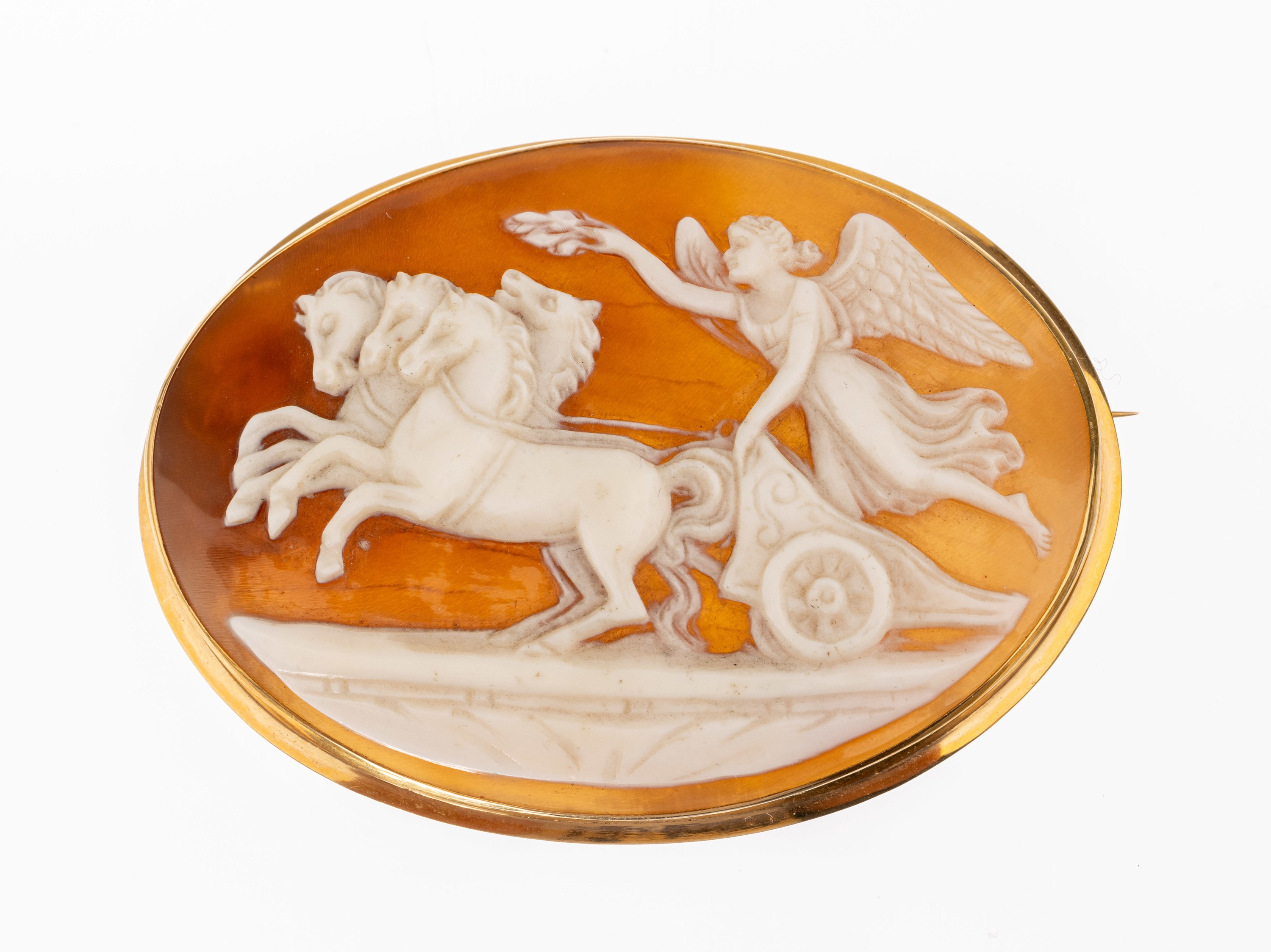 18 kt Gold Muschelkamee-Brosche, GG 750/000, Muschelkamee mit Darstellung Göttin Nike im Streitwagen, guter Schnitt, ca. 6 x 4 cm