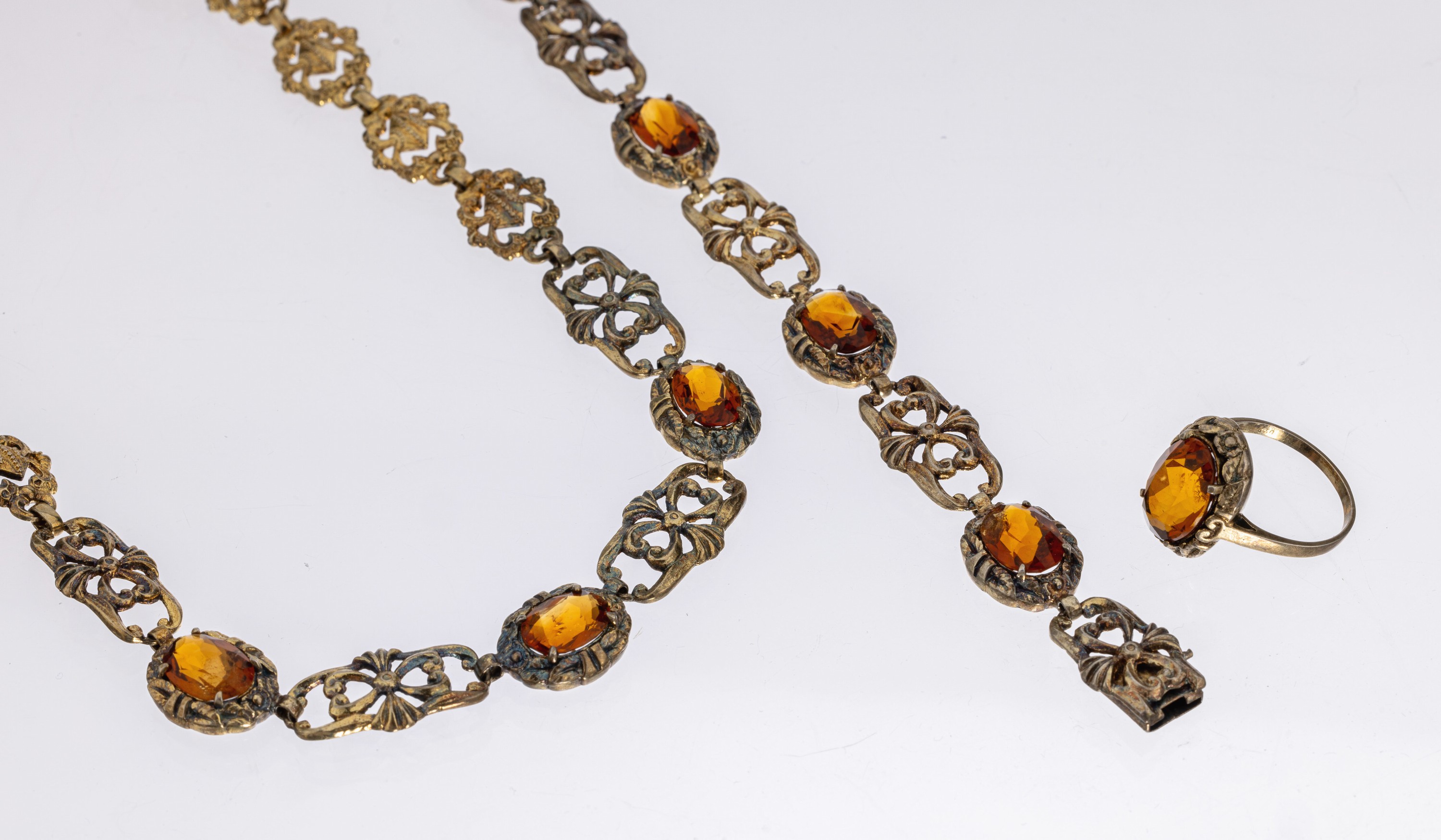 3-teiliges Citrin-Schmuckset, 1930er Jahre, 830er Silber vergoldet, 8 ovalfacett. Citrine zus. ca. 12.0 ct, zeittyp. Dekor, best. aus: Armband, L. ...