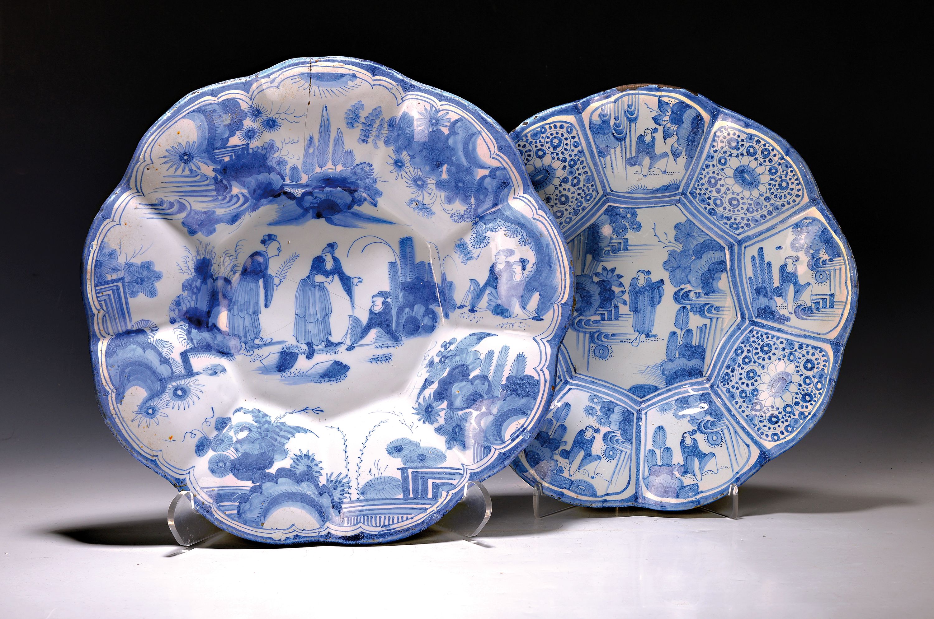 Zwei Buckelschalen, wohl Hanau, um, 1750, Fayence, ungemarkt, mit Chinoiserien bemalt, weiß Engobe, blaue Bemalung, 10-Felder, l. haarrissig, D. 36 ...