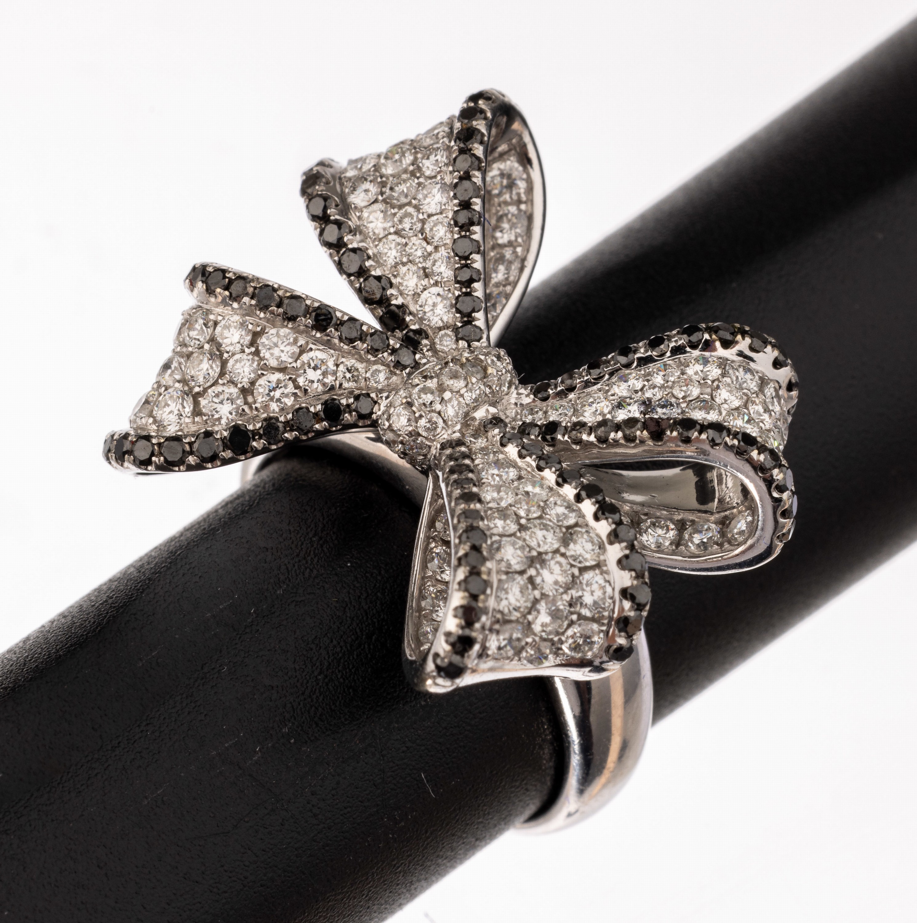 18 kt Gold Diamant-Ring "Schleife", WG 750/000, 8/8-Diamanten und Brillanten zus. ca. 4.0 ct Schwarz und Weiß/vs-si, Schleife auf ...