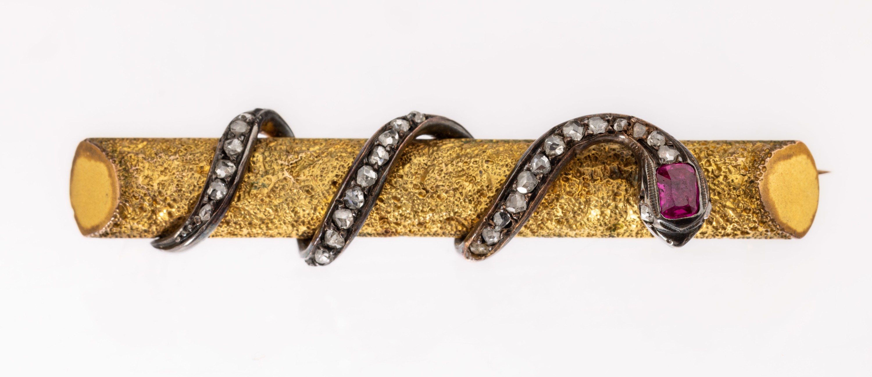 14 kt Gold Rubin-Diamant-Brosche, GG 585/000 und Silber, um 1860, Goldstab fein gehämmert, sich windende Schlange vollplastisch in Silber ...