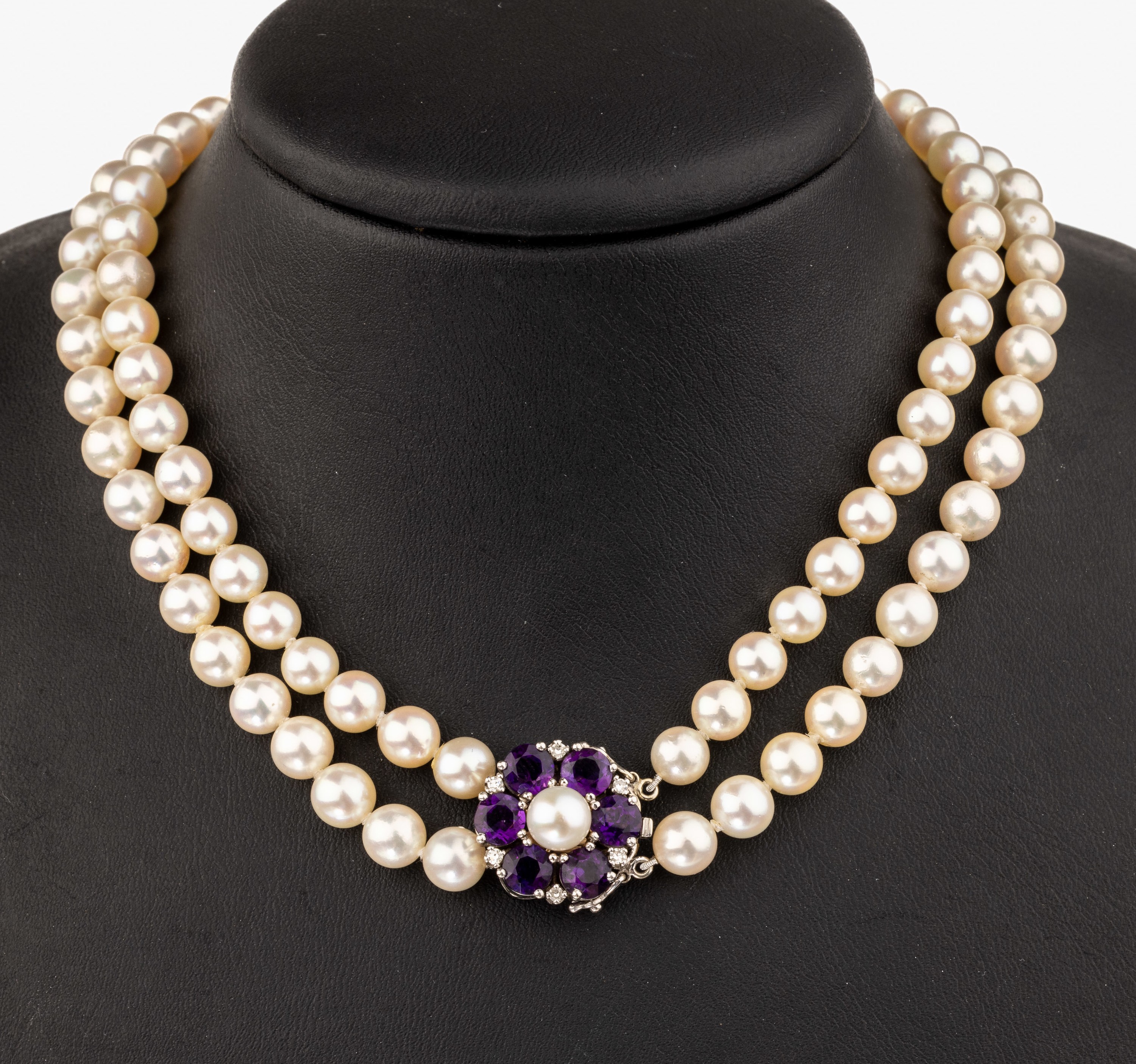 Zuchtperl-Collier mit 18 kt Gold Amethyst- Brillant-Schließe, GG 750/000, cremefarb. Akoyazuchtperlen, D. ca. 6.8 - 7 mm, 6 rundfacett. Amethyste ...