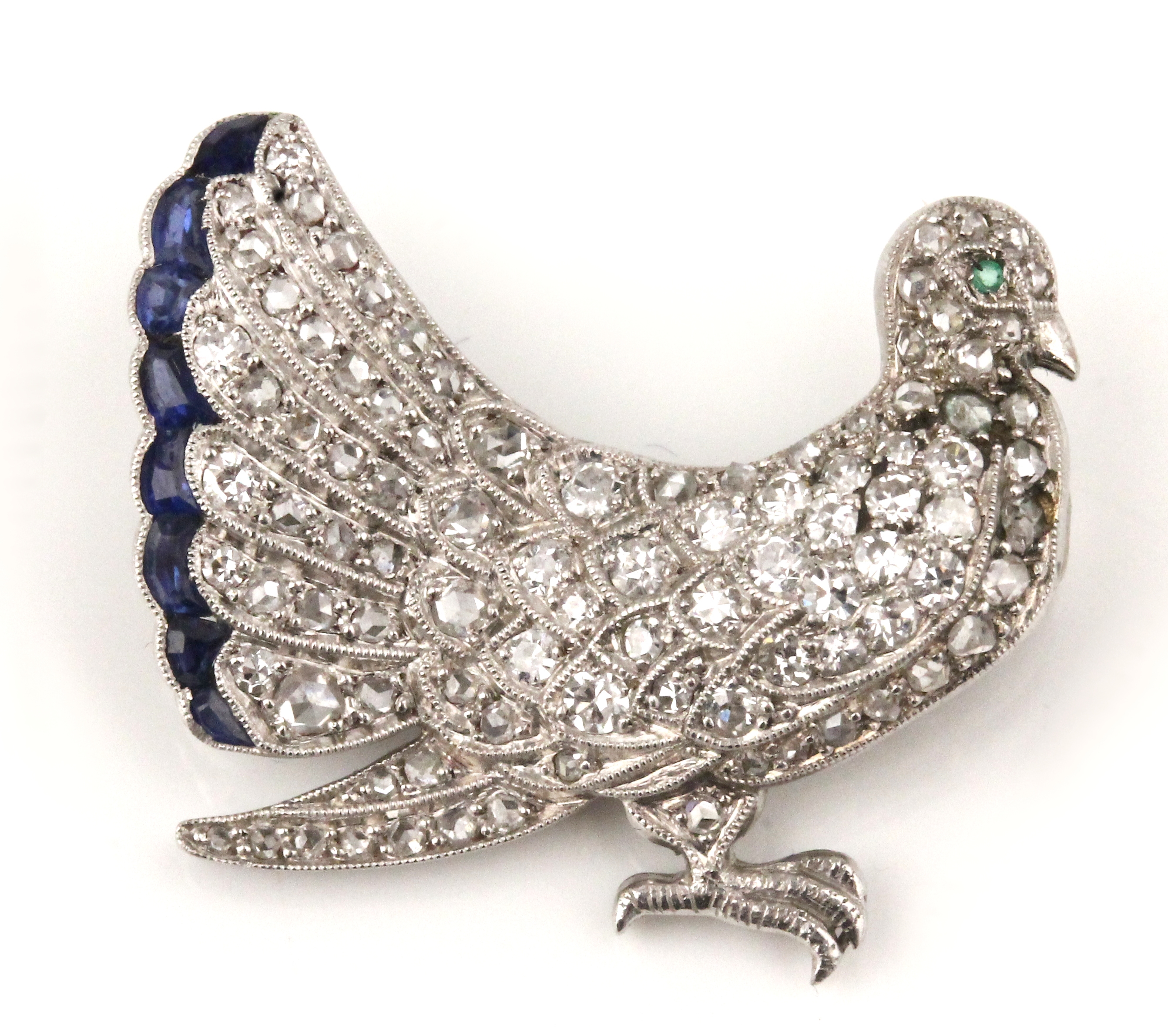 Detail a: Platin Diamant-Saphir-Brosche "Taube", um 1900, 950er Platin, Altschliffdiamanten undDiamantrosen zus. ca. 0.80 ct ...