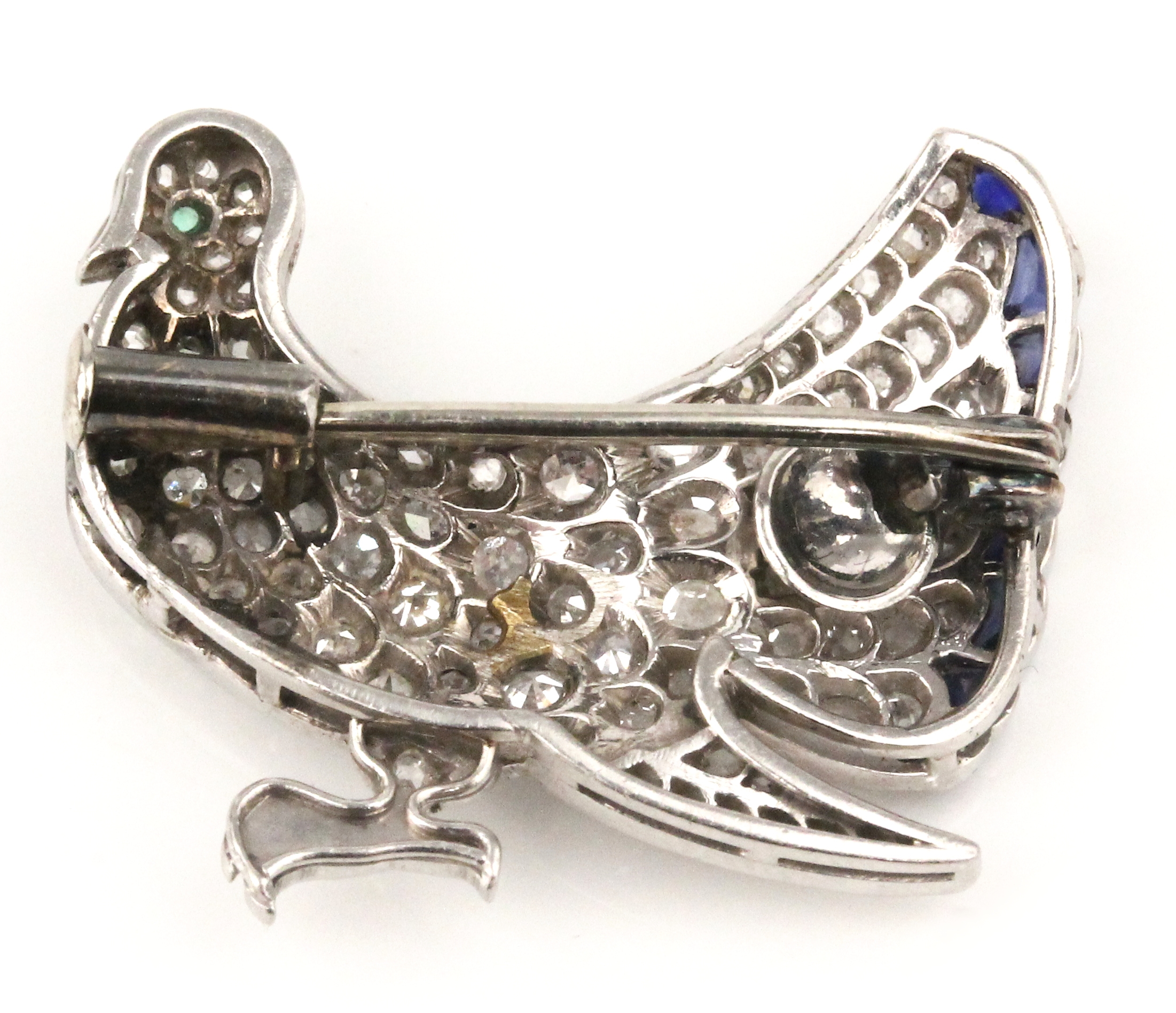 Detail b: Platin Diamant-Saphir-Brosche "Taube", um 1900, 950er Platin, Altschliffdiamanten undDiamantrosen zus. ca. 0.80 ct ...