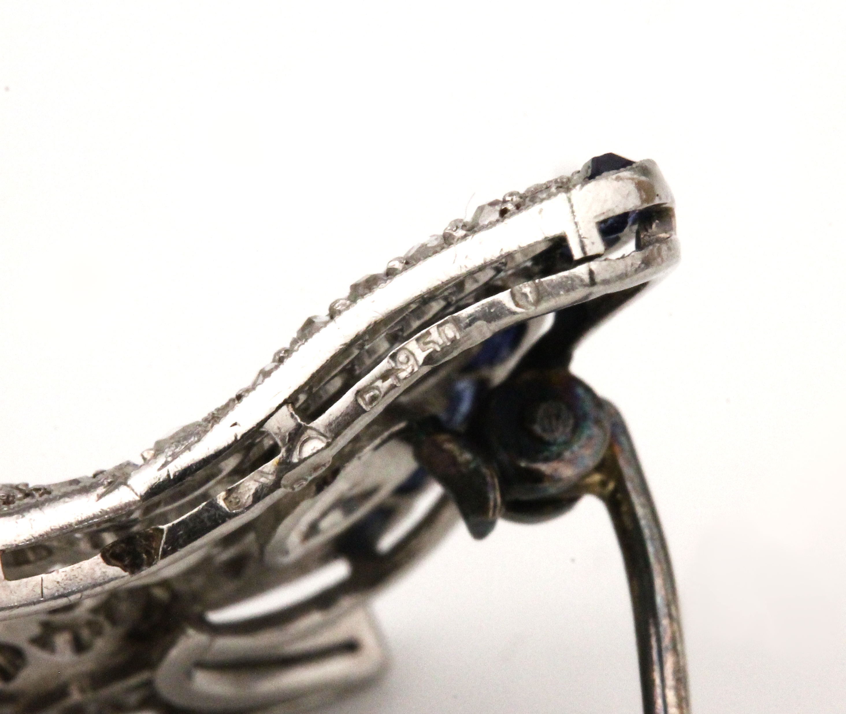Detail c: Platin Diamant-Saphir-Brosche "Taube", um 1900, 950er Platin, Altschliffdiamanten undDiamantrosen zus. ca. 0.80 ct ...