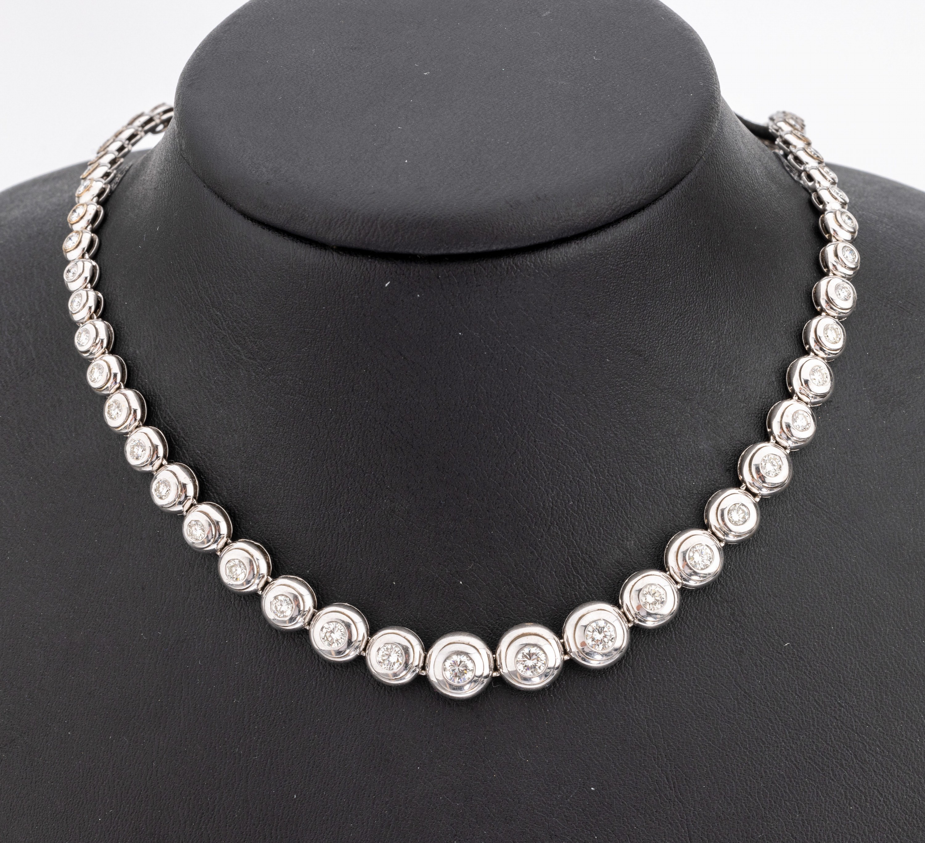18 kt Gold Brillant-Collier, WG 750/000, Brillanten zus. ca. 9.0 ct Weiss/vs-si, L. ca. 43.5 cm, Kastenschloss mit Sicherheitsacht, ca. 39.5 g