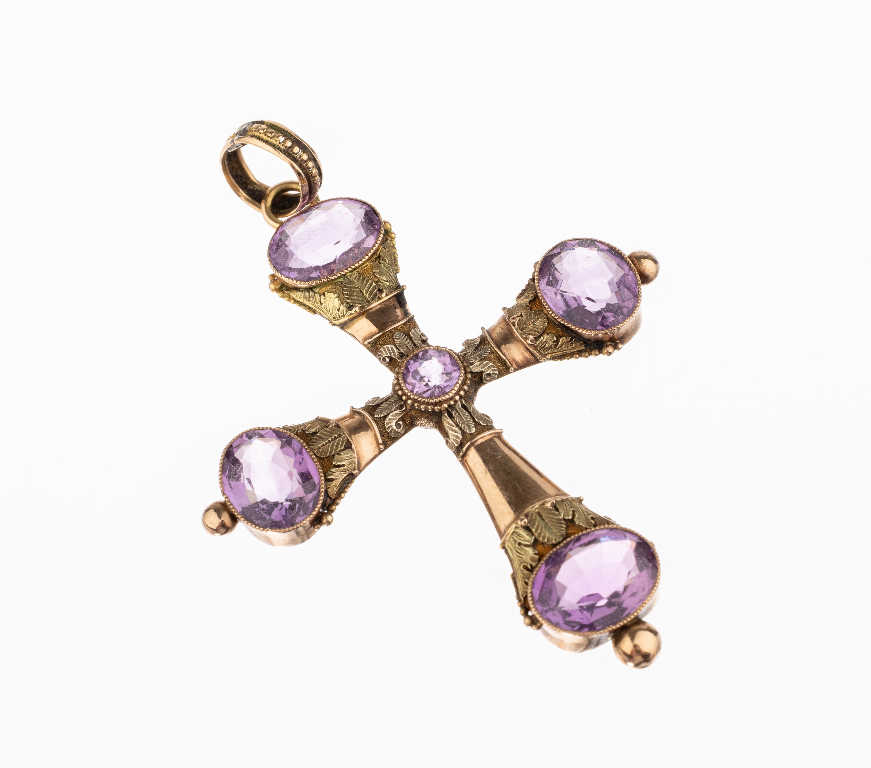 14 kt Gold Amethyst-Kreuzanhänger, um 1890, GG/RG 585/000, 1 rundfacett. und 4 ovalfacett. Amethyst zus. ca. 2.50 ct, aufgel.Blätter fein grav., ...