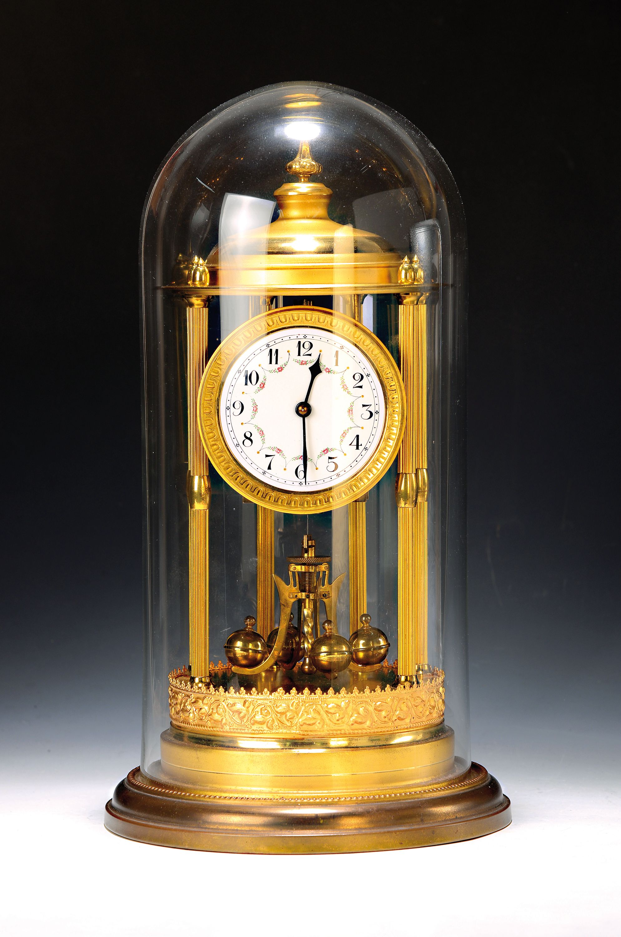 Jahresuhr mit Drehpendel, Modell Louvre, Uhrenmanufaktur Schatz, um 1950-60, Messinggehäuse in Pavillonform mit Mineralglasdom, Emailzifferblatt mit ...