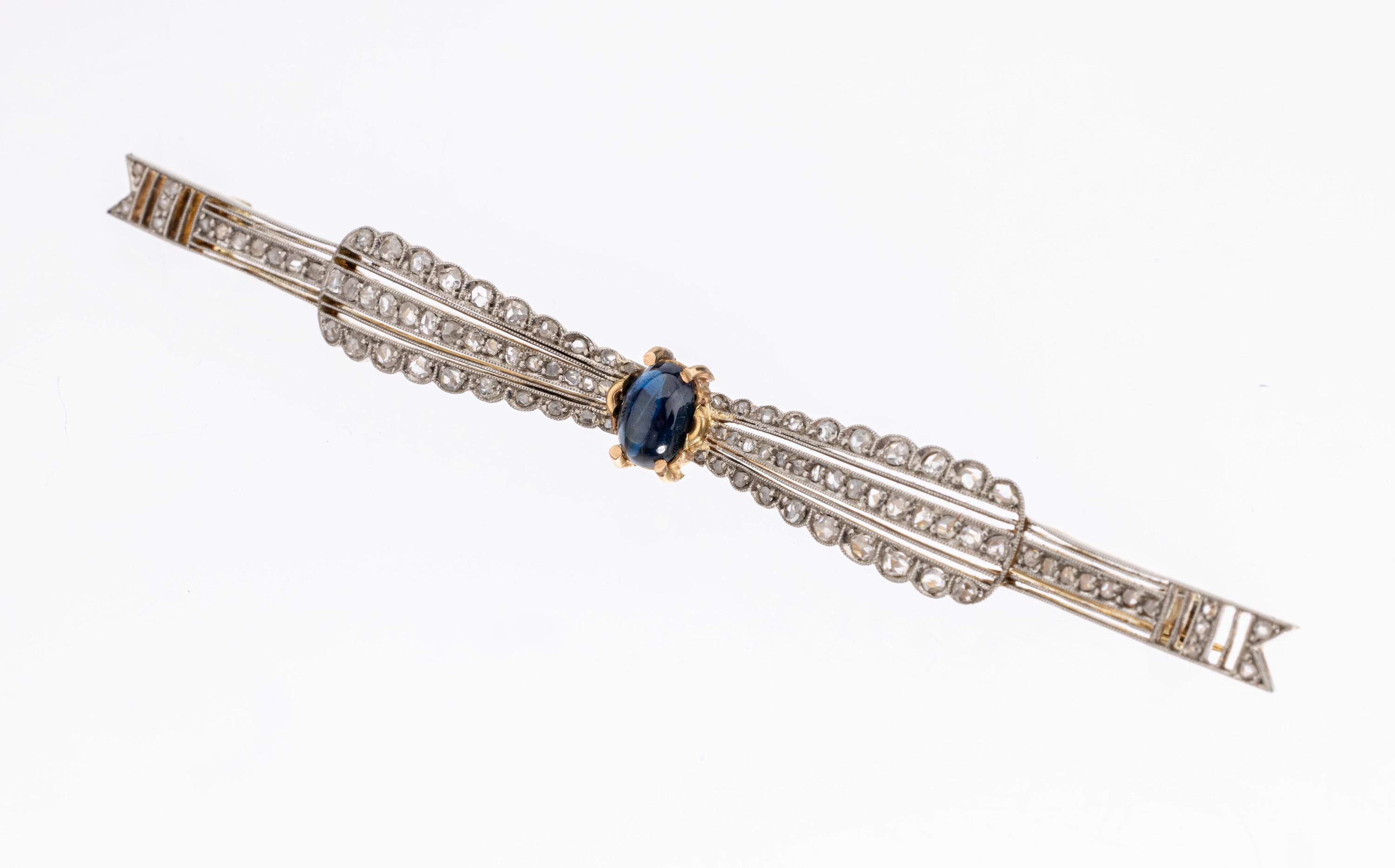 18 kt Gold Platin Saphir-Diamant-Brosche, um 1930, Platin und GG 750/000, schleifen- förm., ovaler Saphircabochon 0.30 ct, Diamant -rosen zus. ca. ...