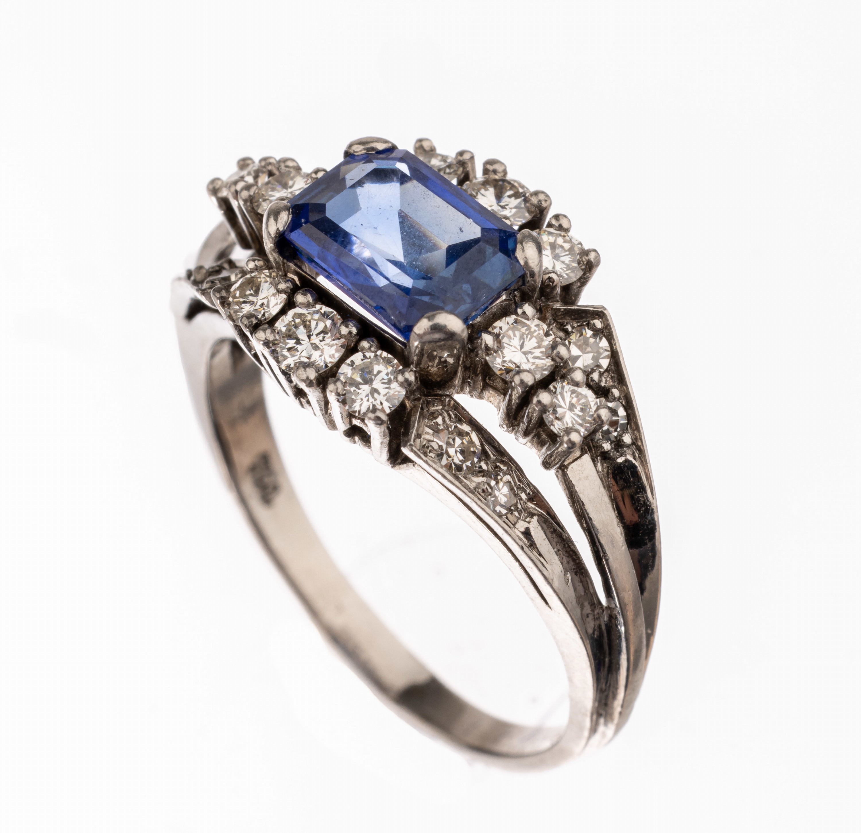 18 kt Gold Saphir-Diamant-Ring, WG 750/000,mittig Saphir im Treppenschliff ca. 1.50 ct, 10 Brillanten und 8 8/8-Diamanten zus. ca. 0.50 ct Weiß/si, ...