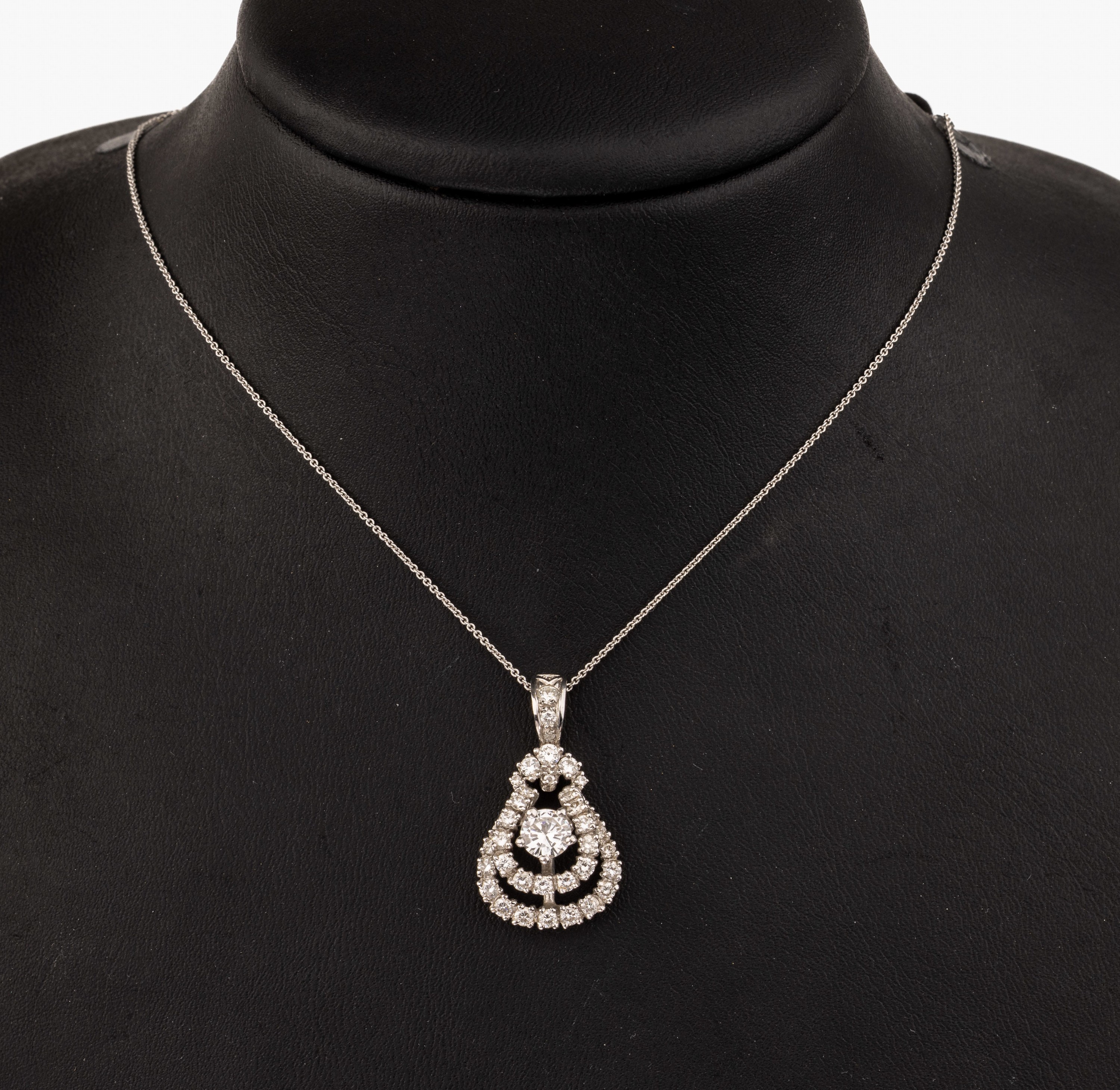 18 kt Gold Brillant-Anhänger, WG 750/000, mittiger Brillant ca. 0.65 ct Weiß/vvs-si, umgeben von 35 Brillanten zus. ca. 1.35 ct Weiß/vvs-si, an ...