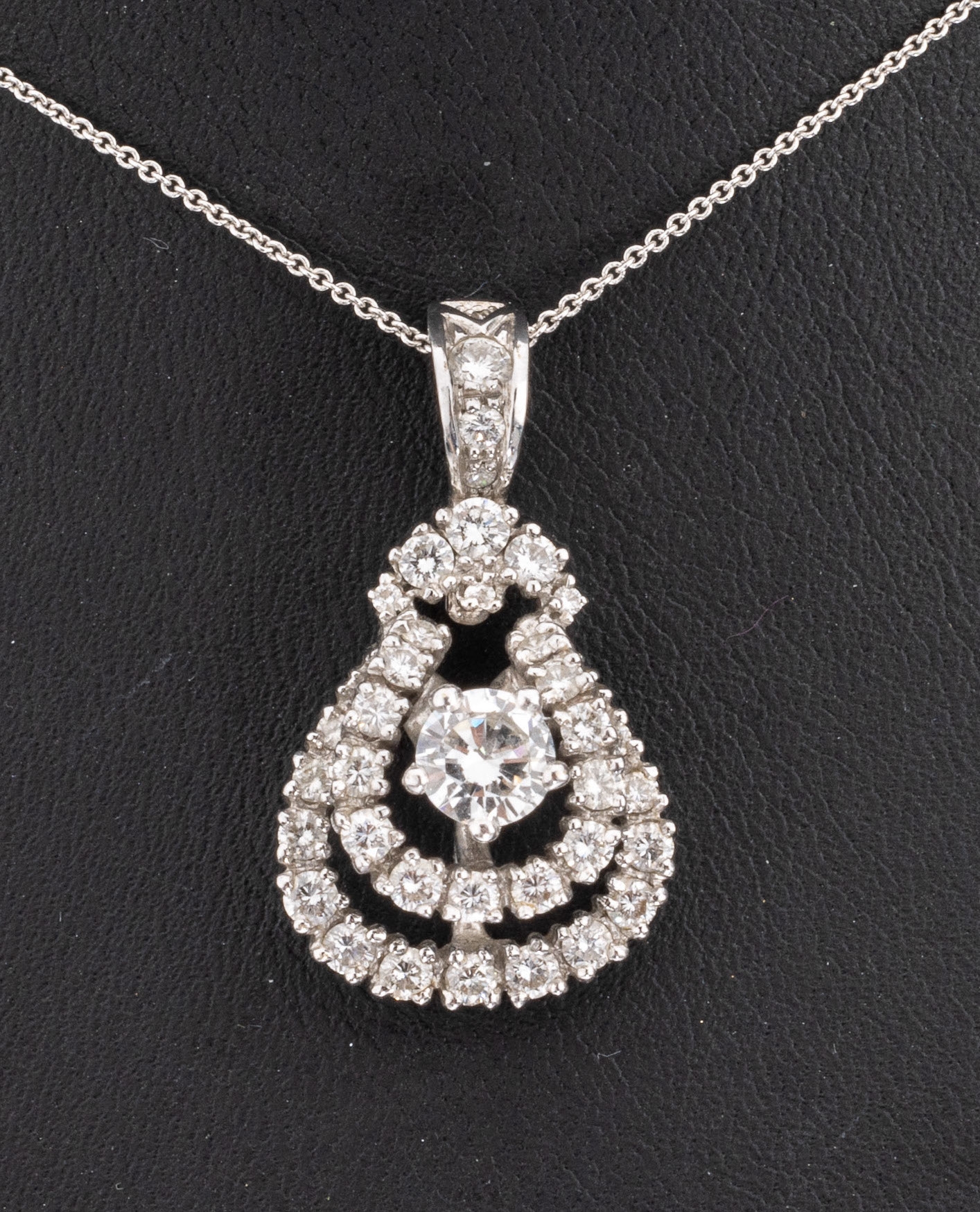 Detail a: 18 kt Gold Brillant-Anhänger, WG 750/000, mittiger Brillant ca. 0.65 ct Weiß/vvs-si, umgeben von 35 Brillanten zus. ca. 1.35 ct Weiß/vvs-si, an ...