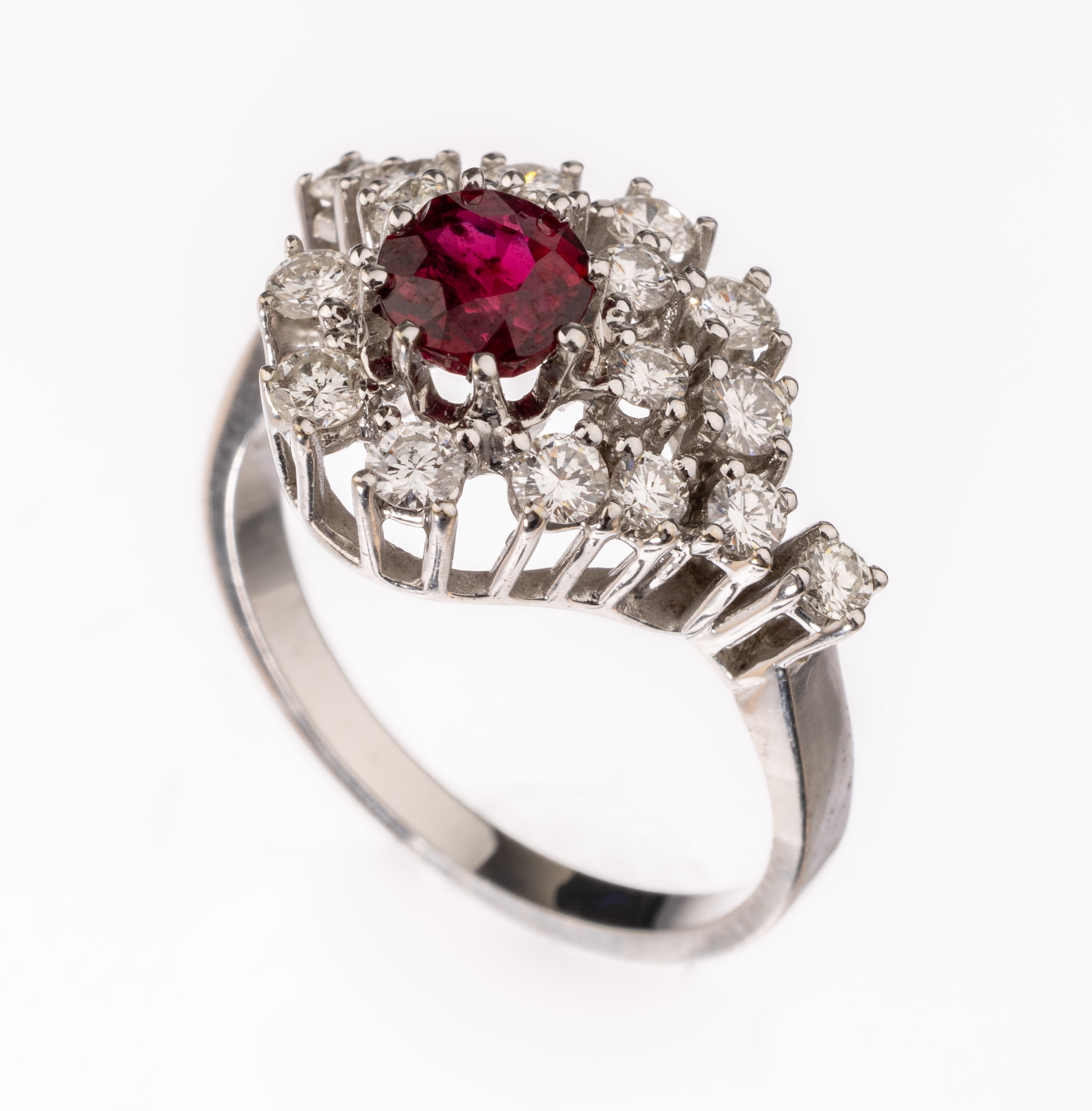 14 kt Gold Rubin-Diamant-Ring, WG 585/000, rundfacett. Rubin ca. 0.75 ct, Brillanten zus.ca. 0.80 ct Weiß/si, RW 57, ca. 4.7 g