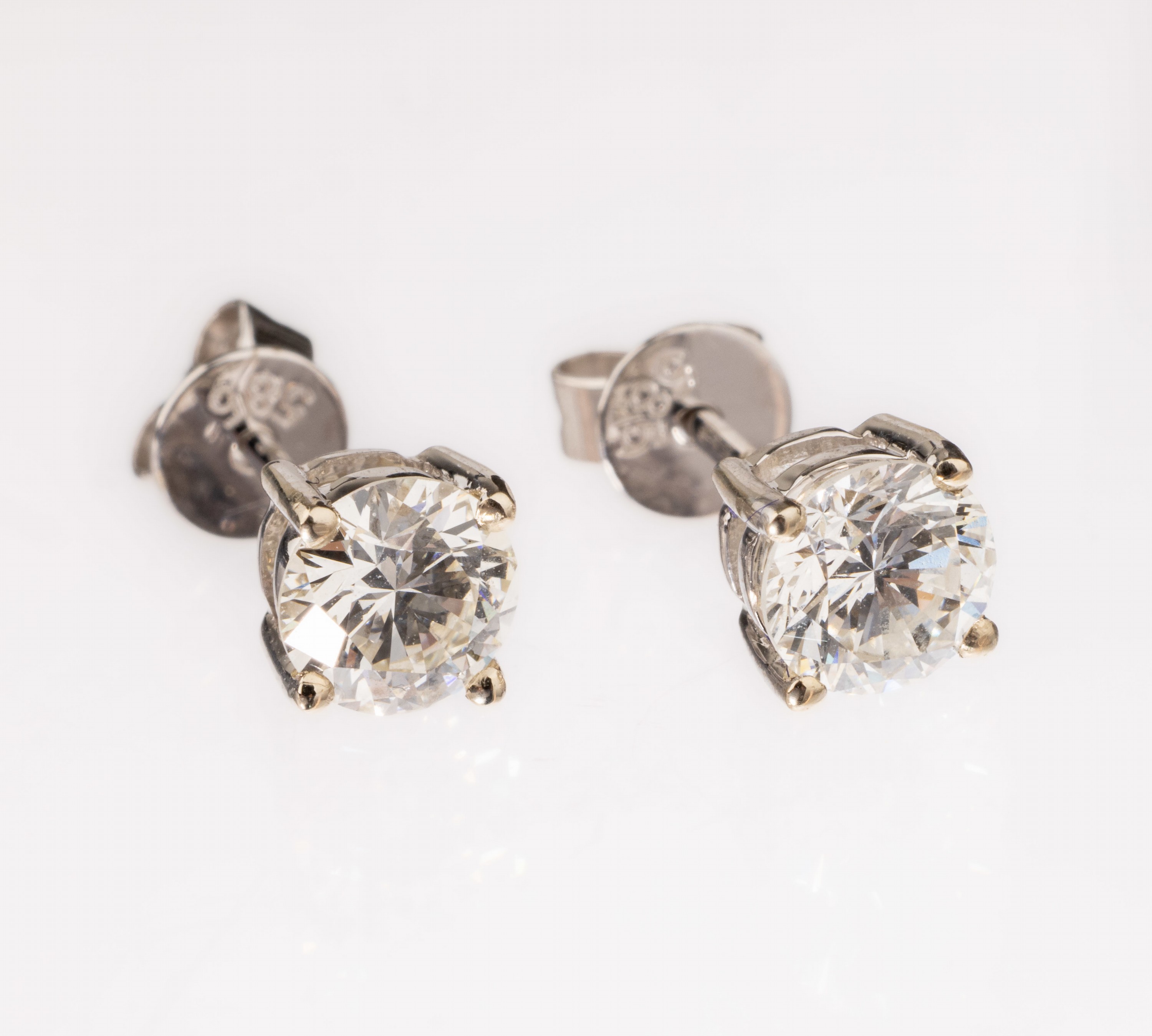 Paar 14 kt Gold Brillant-Ohrstecker, WG 585/000, 2 Brillanten zus. ca. 1.04 ct Weiß/vs-si