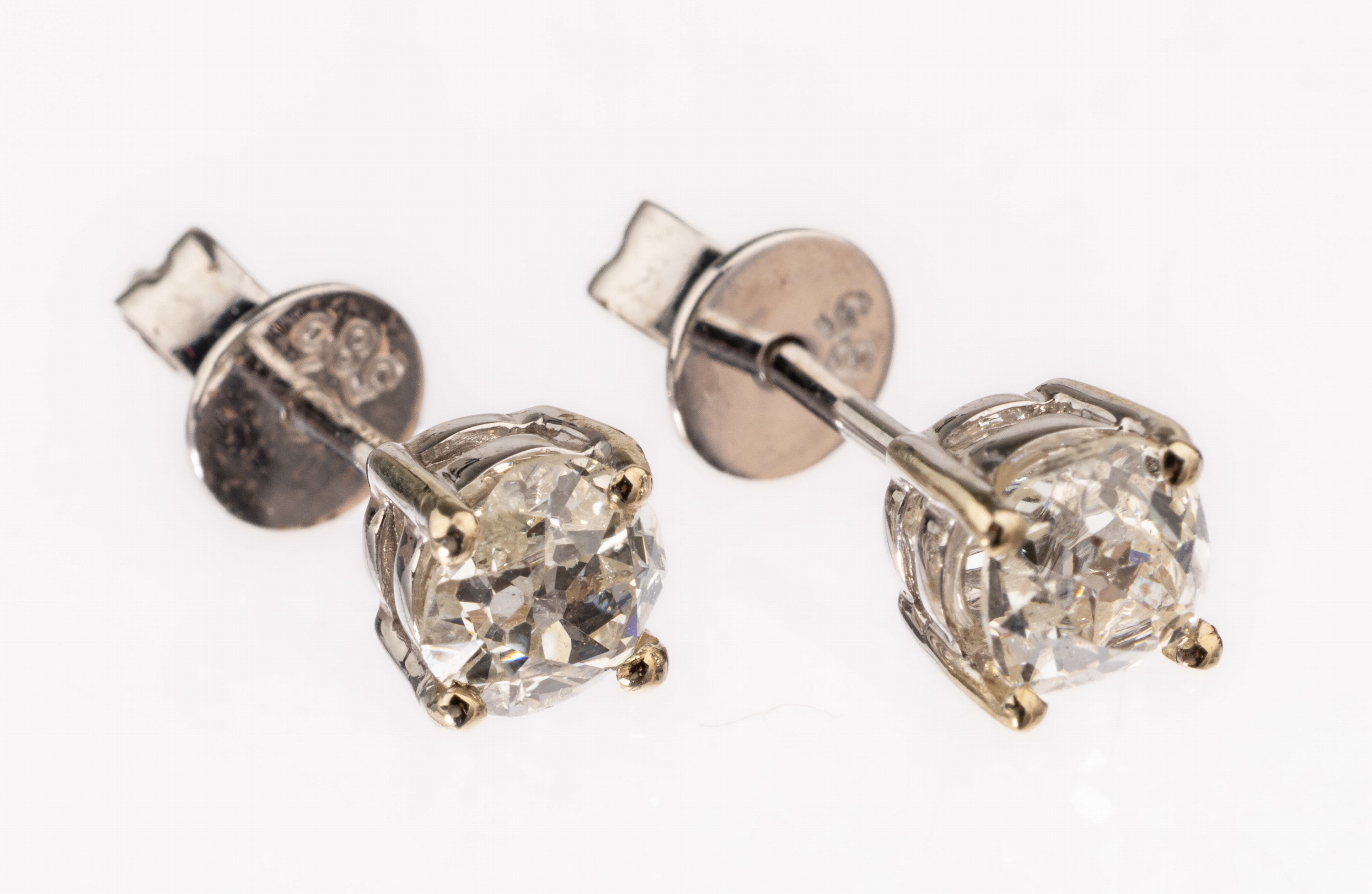 Paar 14 kt Gold Diamant-Ohrstecker, WG 585/000, 2 Altschliffdiamanten zus. ca. 0.76 ct Weiss-l.get.Weiss/si-p1