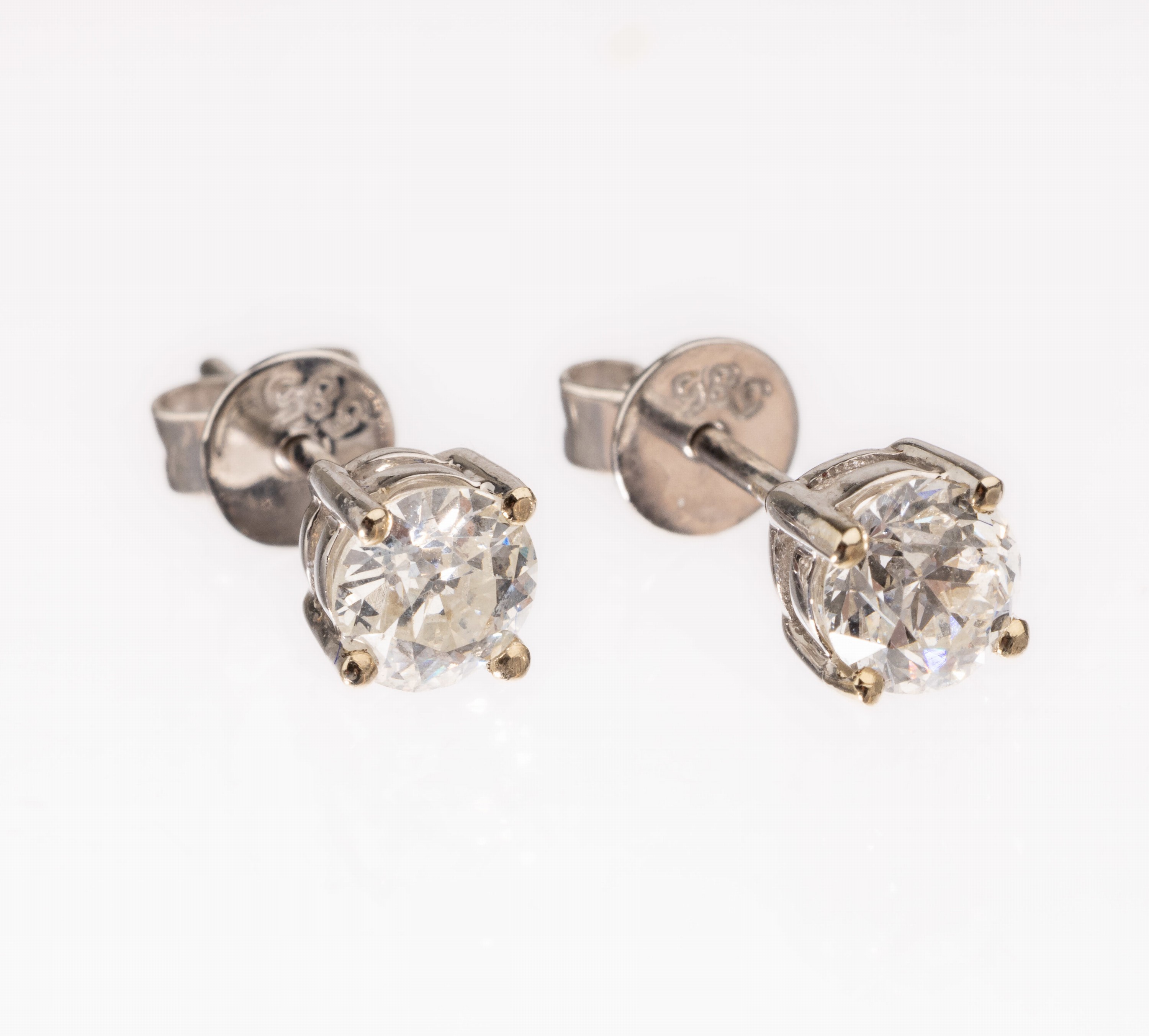 Paar 14 kt Gold Diamant-Ohrstecker, WG 585/000, 2 Altschliffdiamanten zus. ca. 0.73 ct Weiß-l.get.Weiß/si