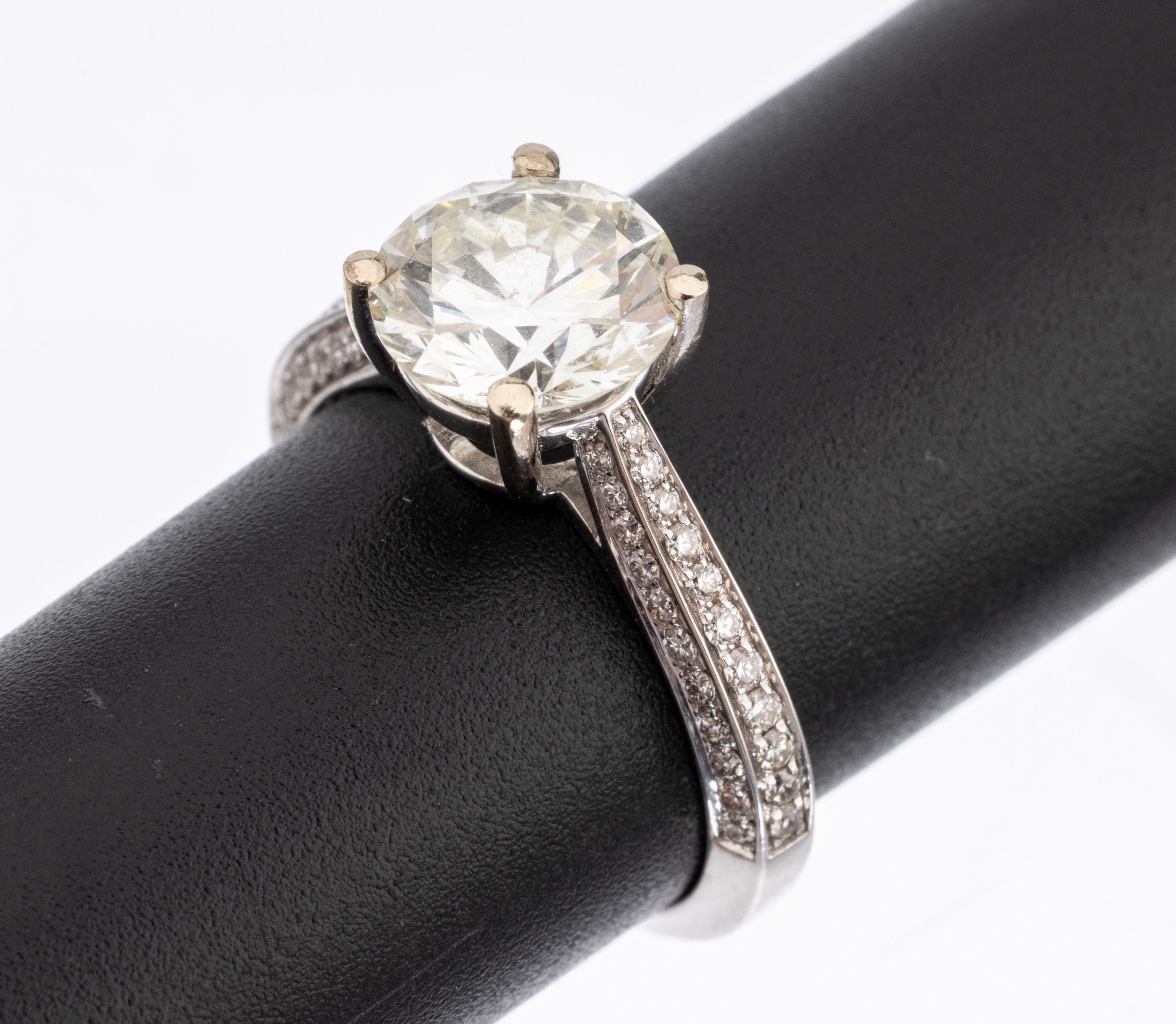 18 kt Gold Brillant-Ring, WG 750/000, mittiger Brillant ca. 2.20 ct l.get.Weiss/si, Ringschiene mit Brillanten zus. ca. 0.41 ct Weiss/si, RW 54, ca. ...