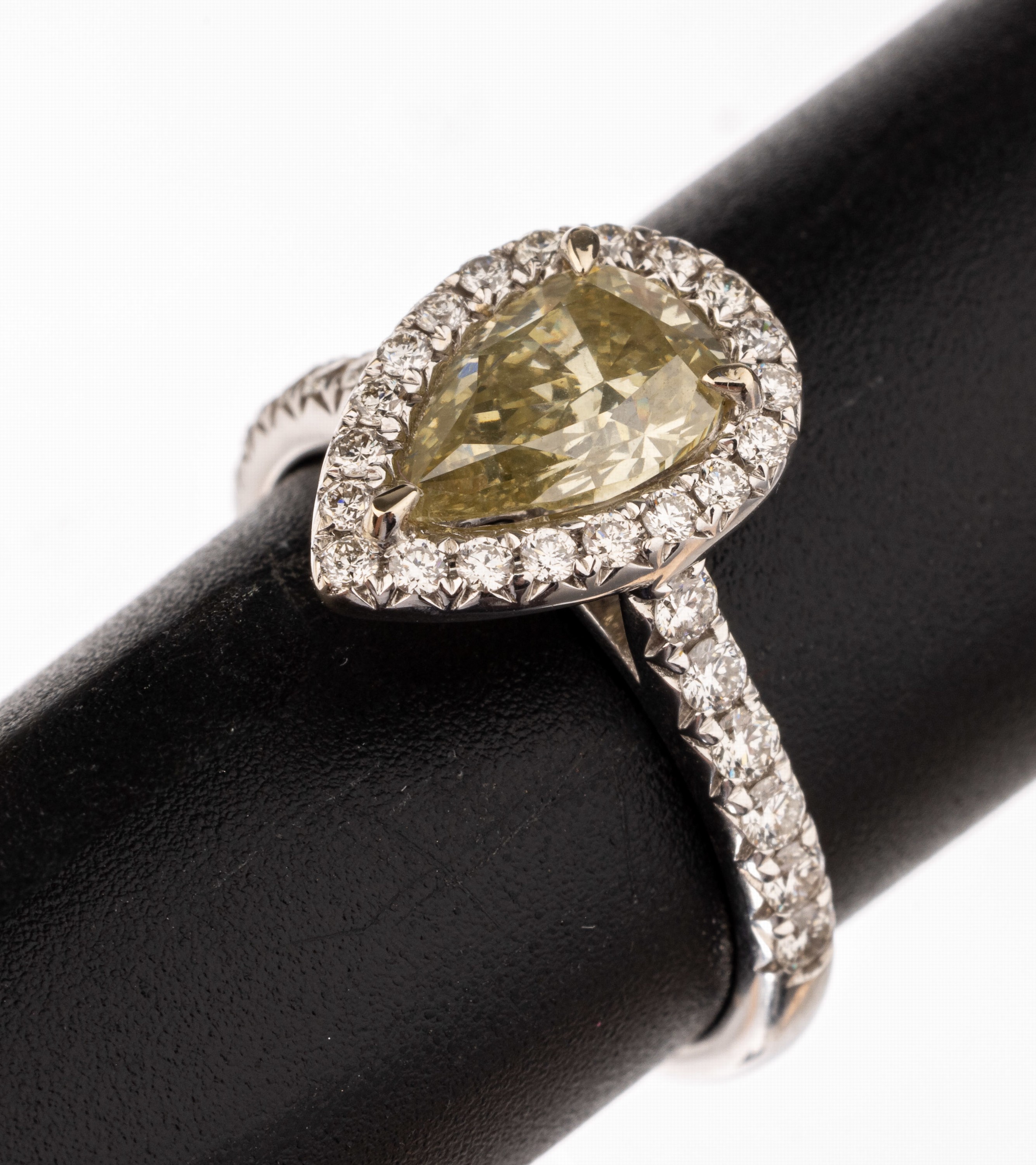 18 kt Gold-Diamant-Ring, WG 750/000, Diamanttropfen ca. 1.10 ct Gelb/vs, umgeben von Brillanten zus. ca. 0.56 ct Weiß/vs, RW 54, ca. 3.8 g