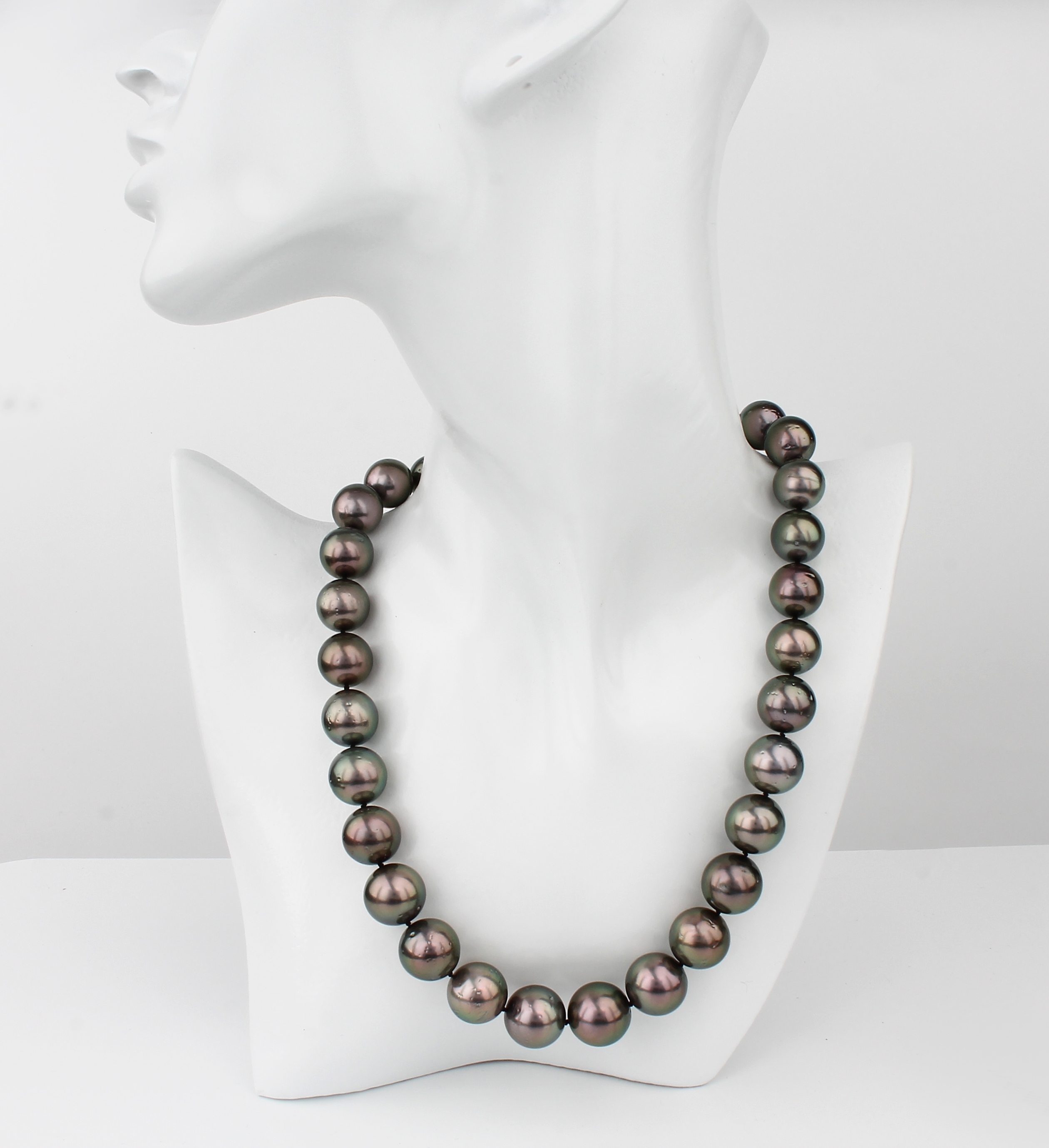 Detail a: Zuchtperl-Collier, 31 anthrazitfarb. Tahitizuchtperlen ca. 12.3 - 14.8 mm, schönes Lüster, nat. Merkmale, Bajonettkugelschließe WG 750/000, L. ...
