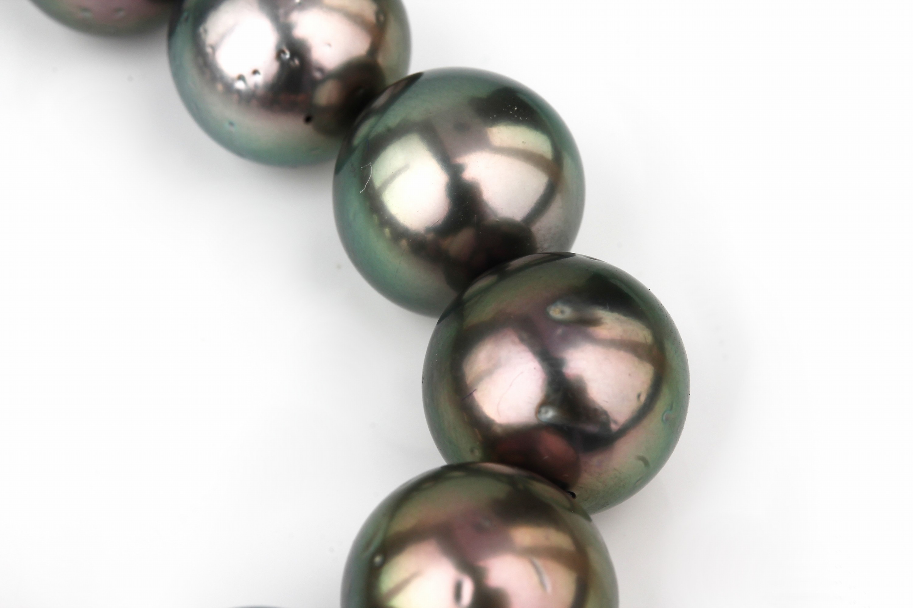 Detail b: Zuchtperl-Collier, 31 anthrazitfarb. Tahitizuchtperlen ca. 12.3 - 14.8 mm, schönes Lüster, nat. Merkmale, Bajonettkugelschließe WG 750/000, L. ...