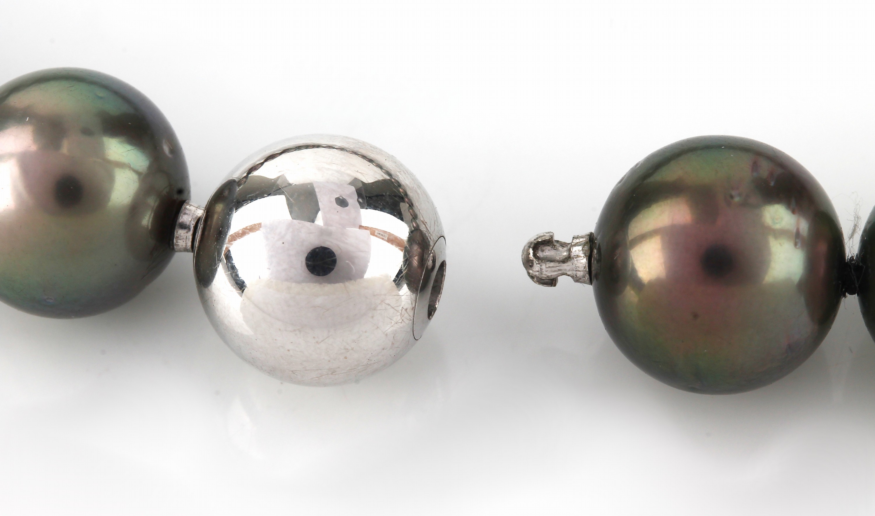 Detail c: Zuchtperl-Collier, 31 anthrazitfarb. Tahitizuchtperlen ca. 12.3 - 14.8 mm, schönes Lüster, nat. Merkmale, Bajonettkugelschließe WG 750/000, L. ...