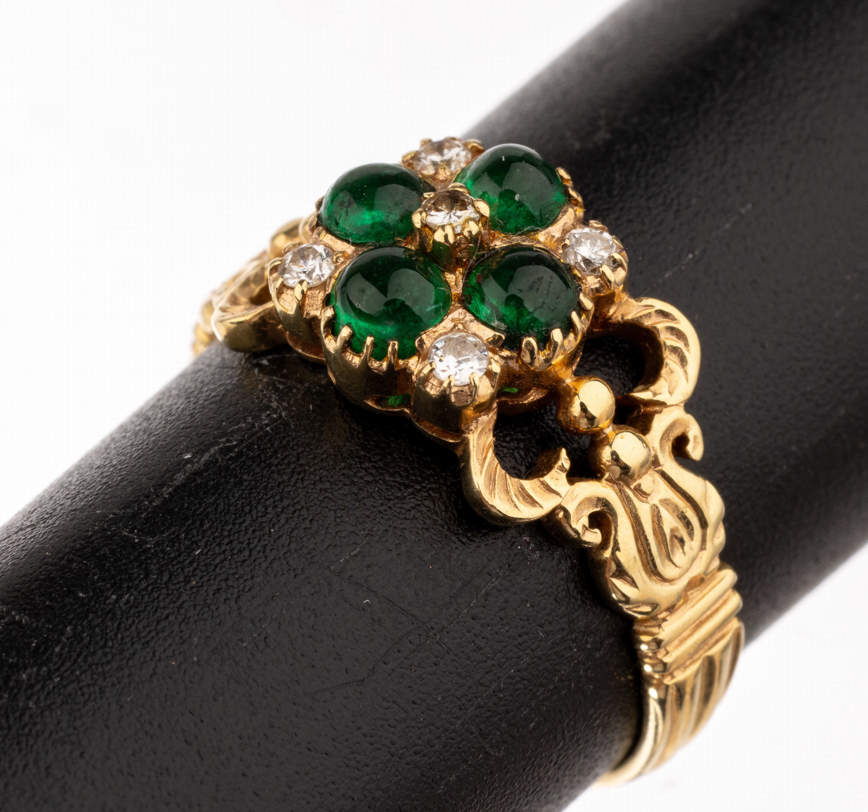 18 kt Gold Smaragd-Brillant-Ring, GG 750/000, 4 runde Smaragd-Cabochon zus. ca. 0.30 ct, 5 Brillanten zus. ca. 0.15 ct Weiß/si, RW 54, ca. 3.6 g