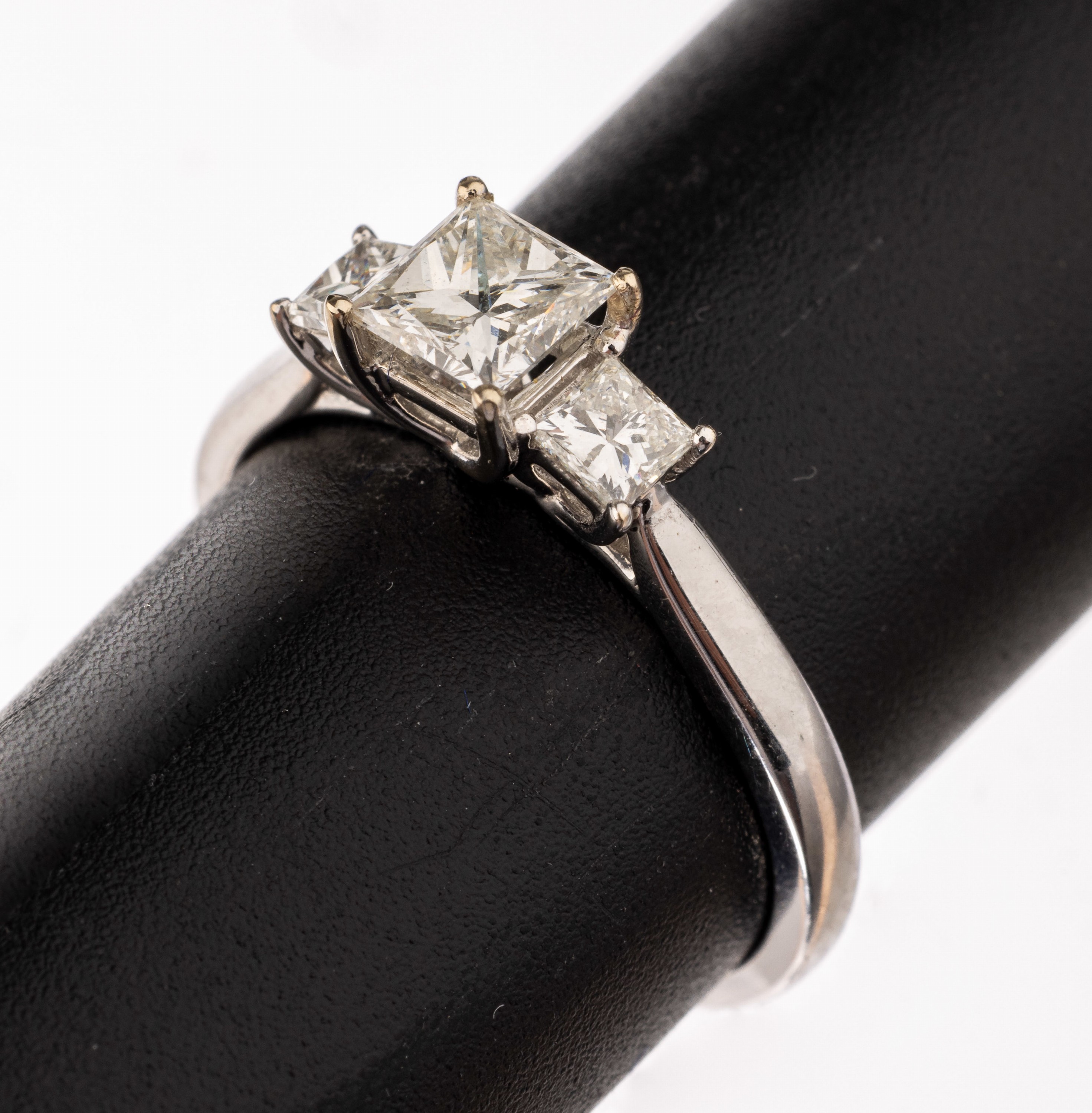18 kt Gold Diamant-Ring, WG 750/000, mittigmit einem Princess-Cut Diamant ca. 0.51 ct Weiß/vs, seitl. 2 Princess-Cut Diamanten zus. ca. 0.31 ct ...