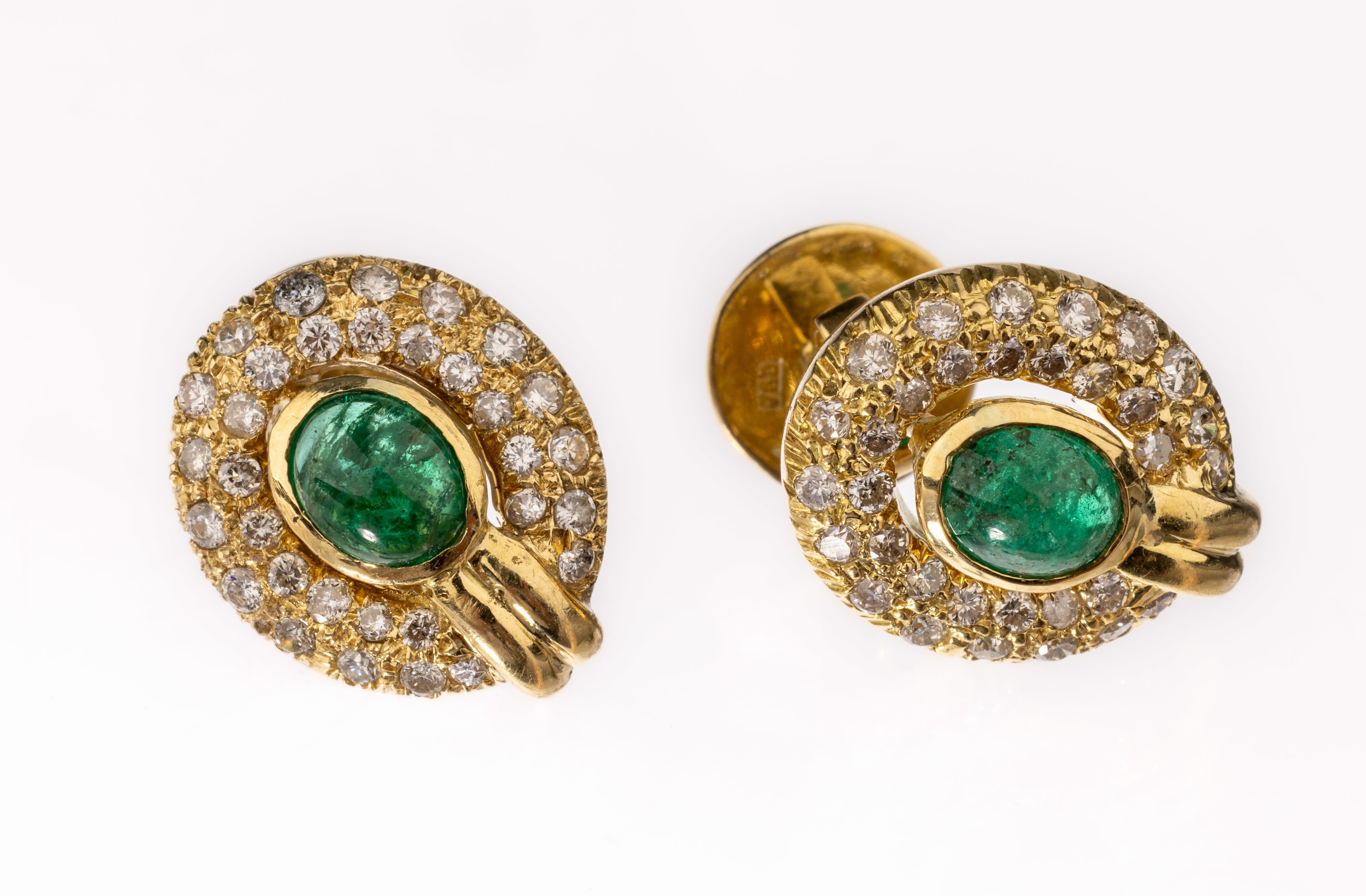 Paar 18 kt Gold Smaragd-Brillant-Ohrstecker, GG 750/000, 2 ovale Smaragdcabochons zus. ca. 0.50 ct, umgeben von Brillanten zus. ca. 1.50 ct ...