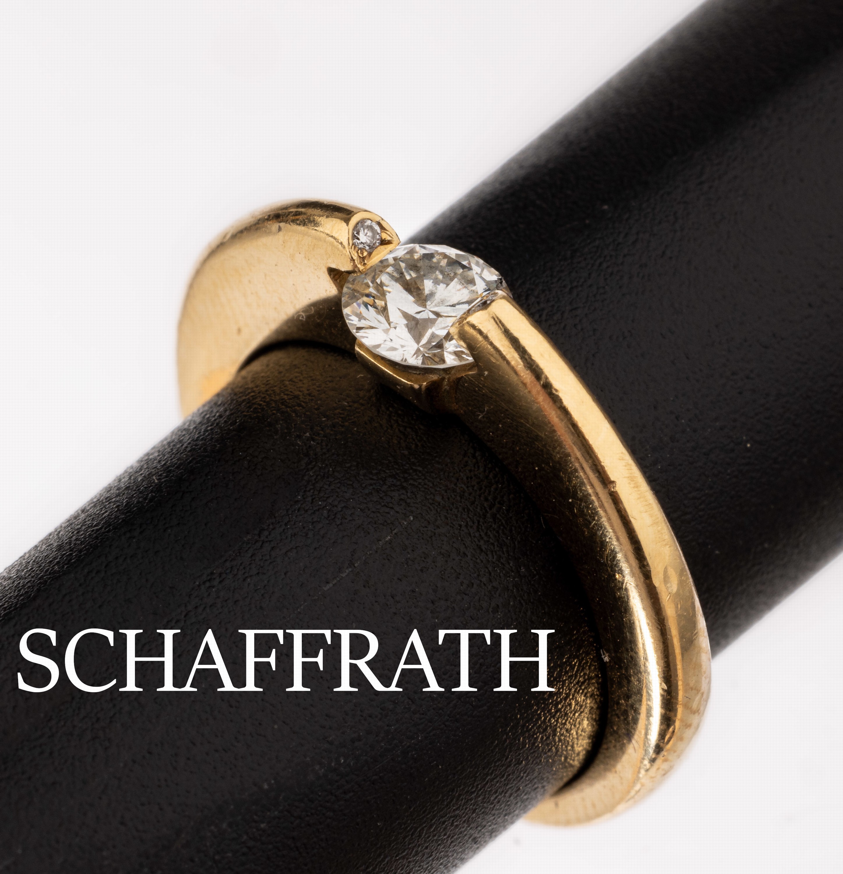 Ausgefallener 18 kt Gold SCHAFFRATH Brillant-Ring, GG 750/000, Modell "Liberte"Brillant ca. 0.56 ct feines Weiß/si1 (grav.), frei bewegl. ...