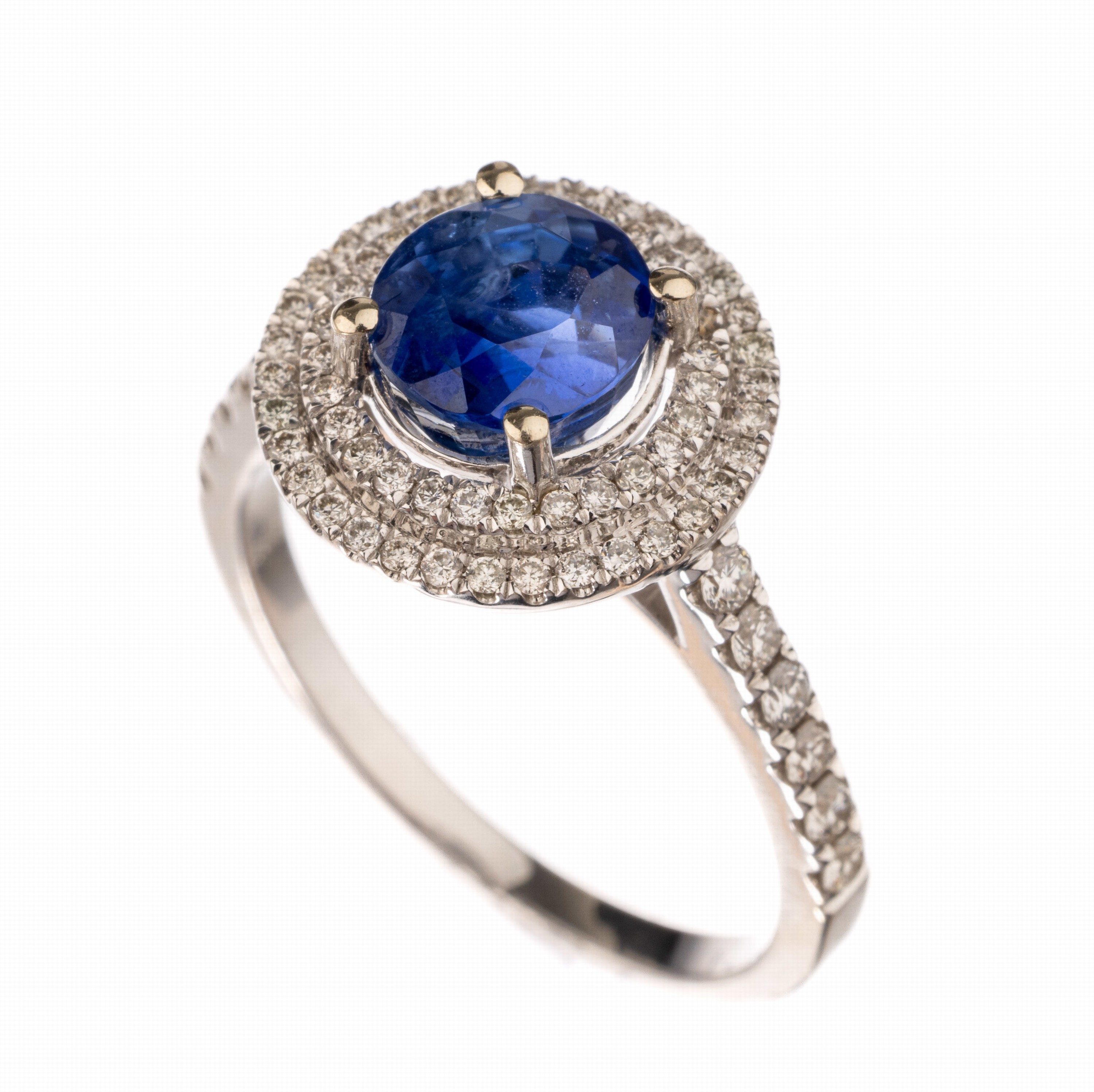 18 kt Gold Saphir-Brillant-Ring, WG 750/000, mittig rundfacett. Saphir ca. 2.02 ct, umgeben von Brillanten zus. ca. 0.53 ct (grav.) Weiß/vs-si, RW ...