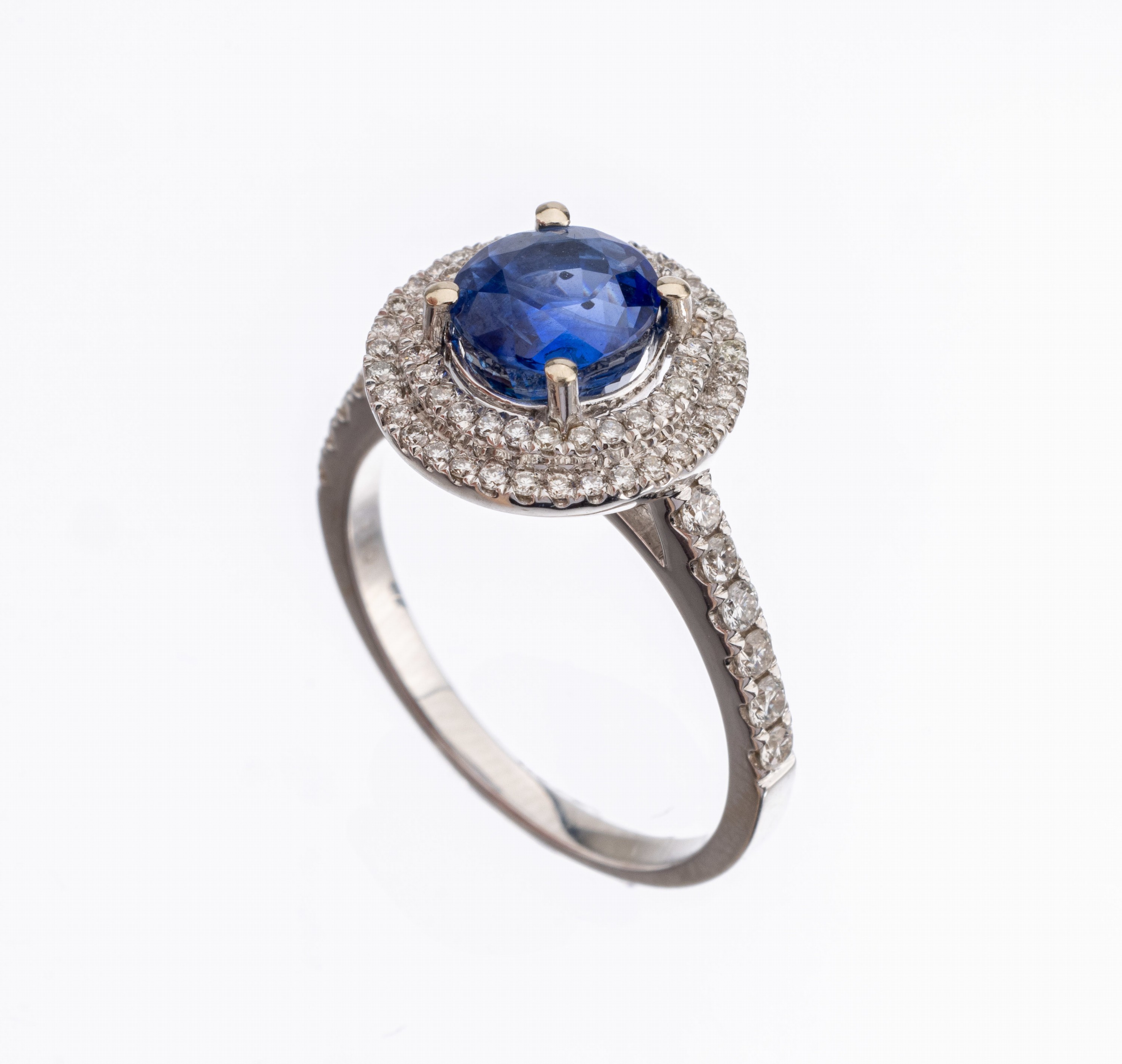 Detail a: 18 kt Gold Saphir-Brillant-Ring, WG 750/000, mittig rundfacett. Saphir ca. 2.02 ct, umgeben von Brillanten zus. ca. 0.53 ct (grav.) Weiß/vs-si, RW ...