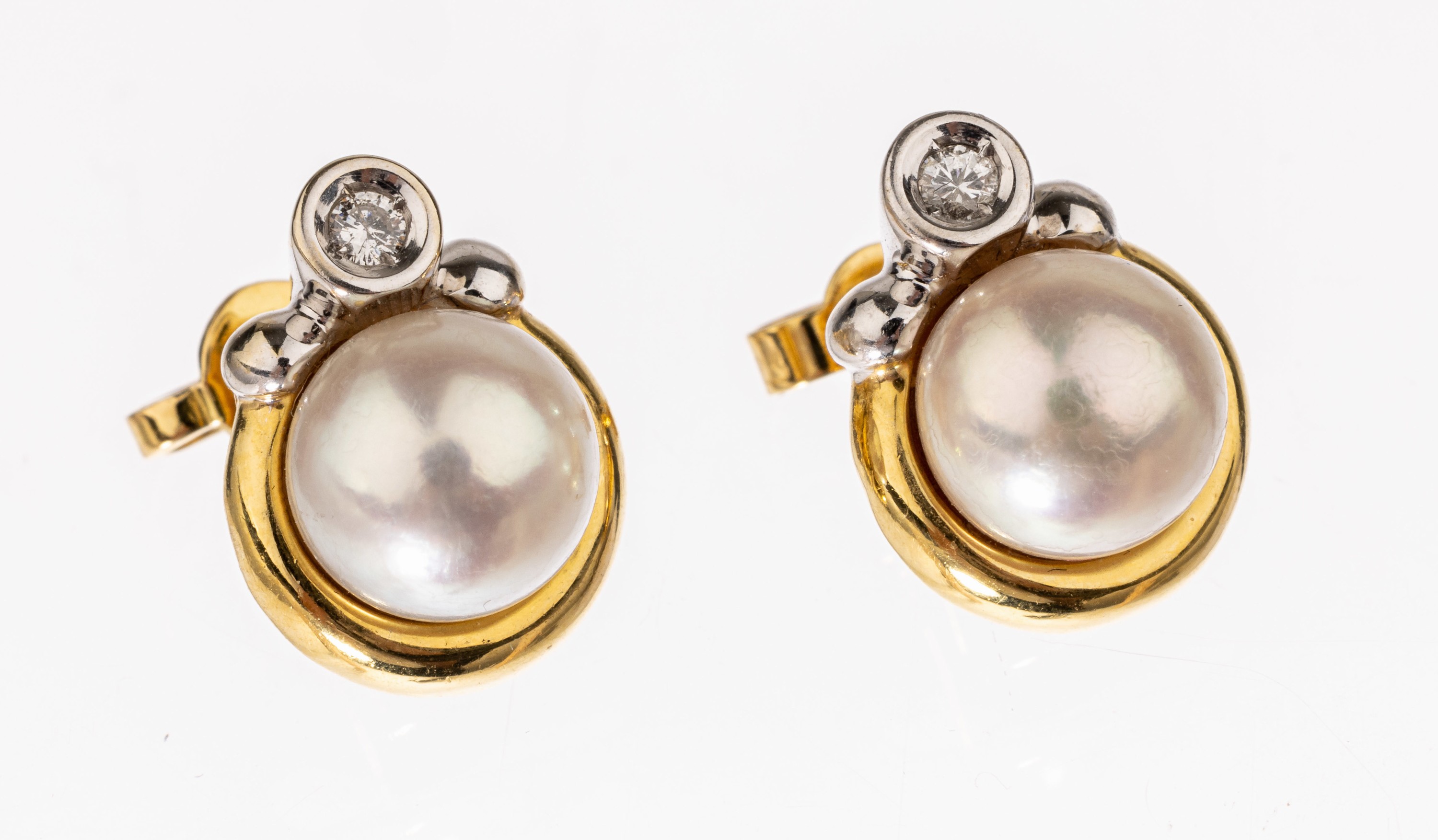 Paar 18 kt Gold Zuchtperl-Brillant-Ohrstecker, GG 750/000, 2 l.rosef. Perlen, D. ca. 7.8 mm, 2 Brillanten zus. ca. 0.12 ct Weiss/vs-si, ca. 5.5 g
