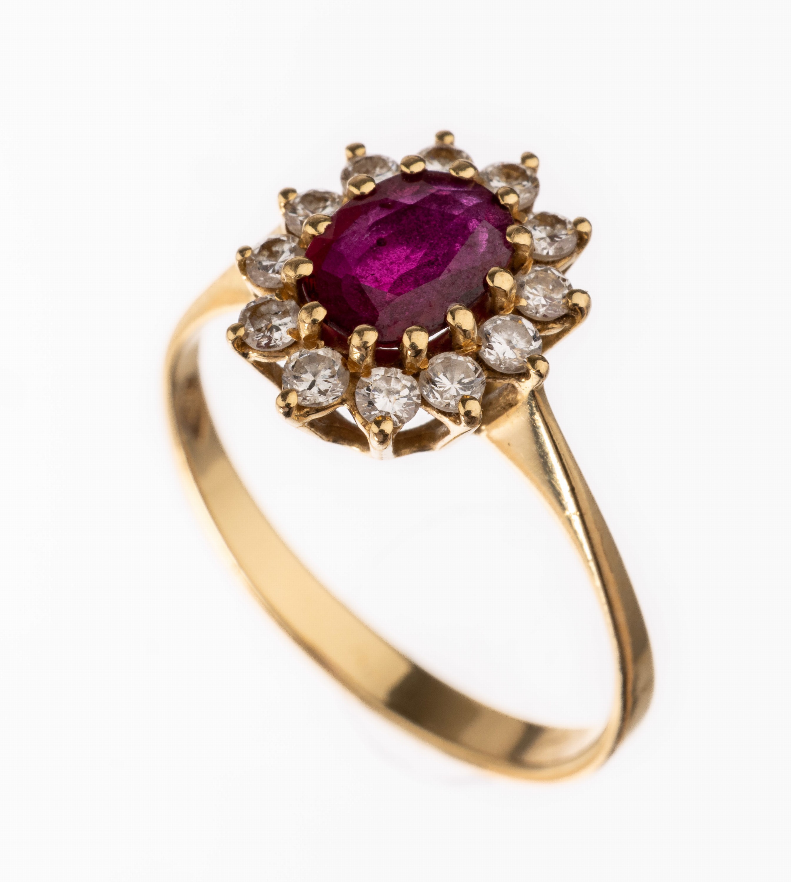 18 kt Gold Rubin-Brillant-Ring, GG 750/000,ovalfacett. Rubin ca. 0.50 ct, umgeben von Brillanten zus. ca. 0.40 ct Weiß/vs-si, RW 54,ca. 2.4 g